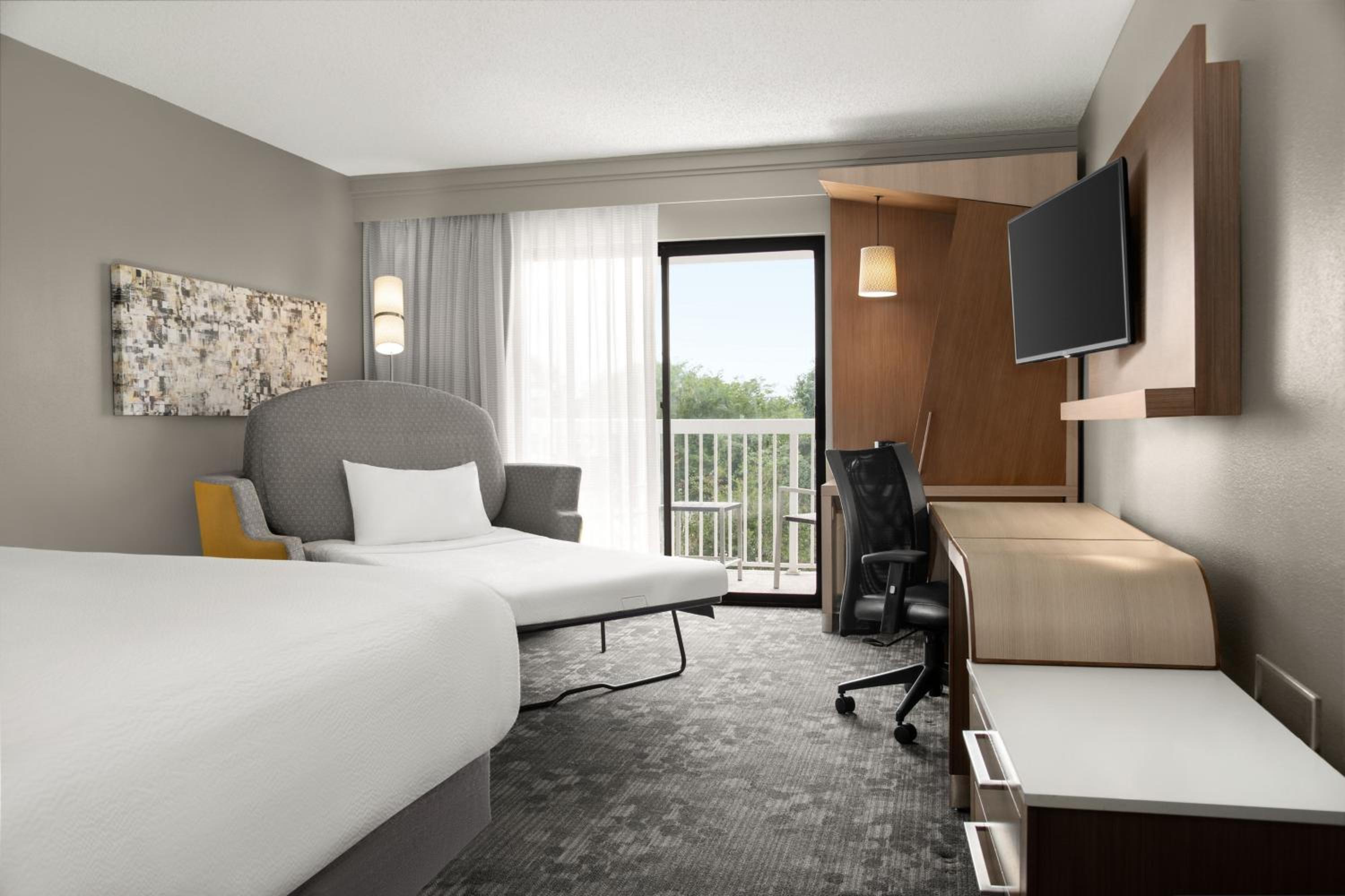 King Room with Balcony - Photo 6