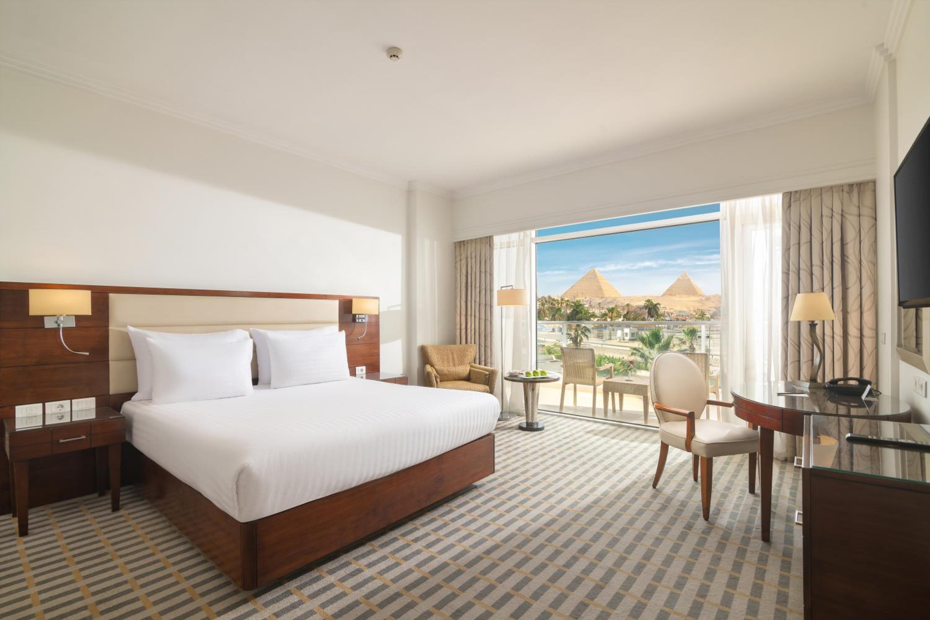 Deluxe Suite - Pyramid View - Photo 10