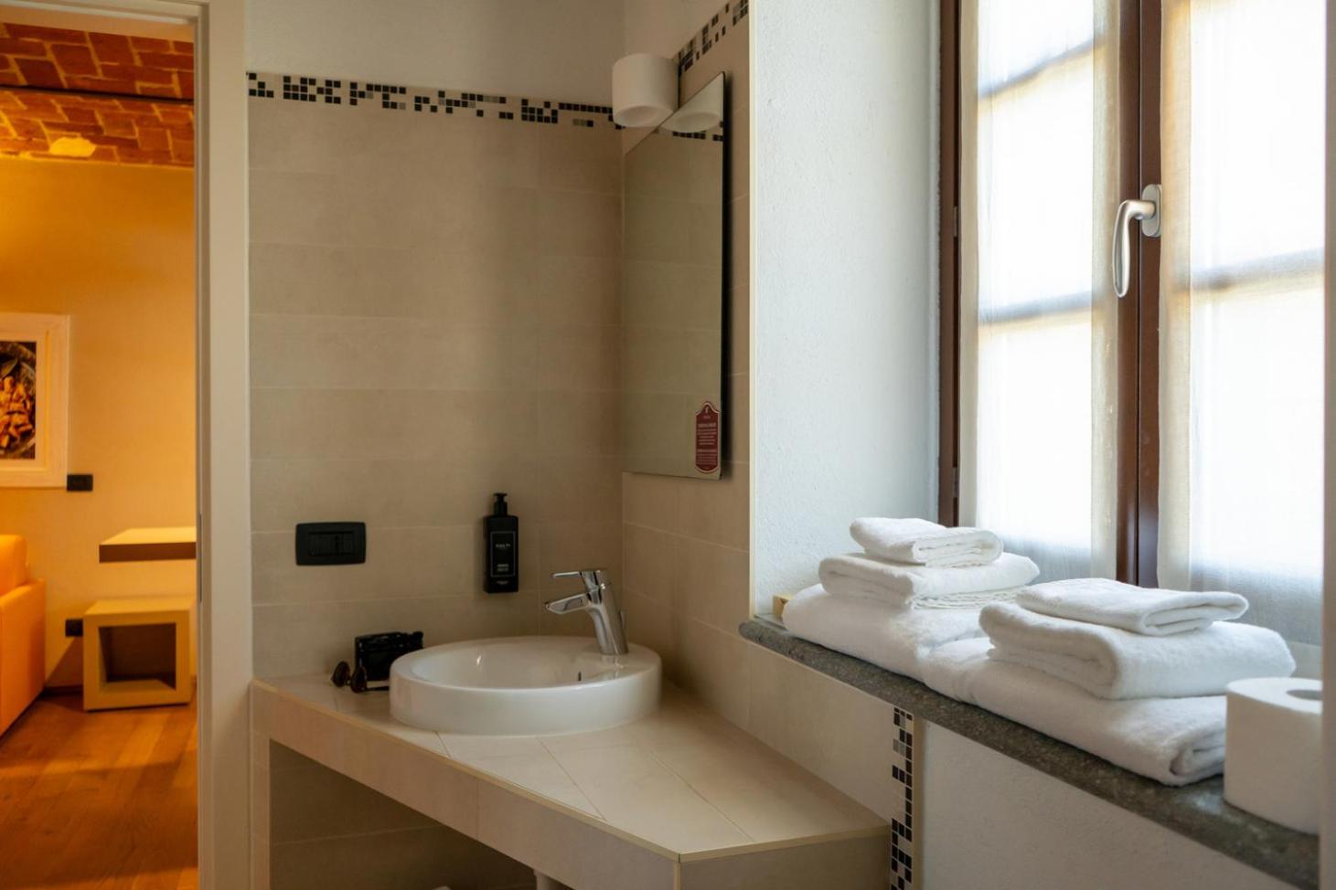 One-Bedroom Apartment with Pool View - Photo 4