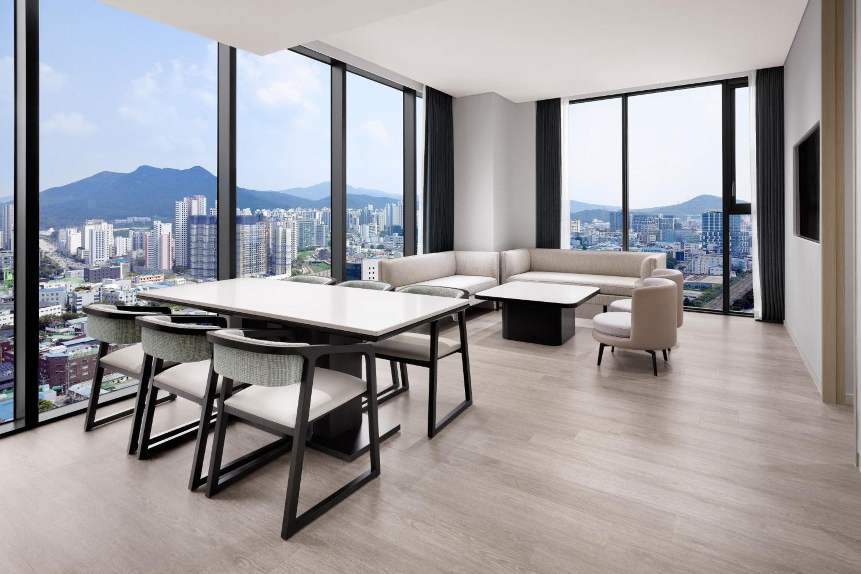 Corner King Suite with City View - Photo 3