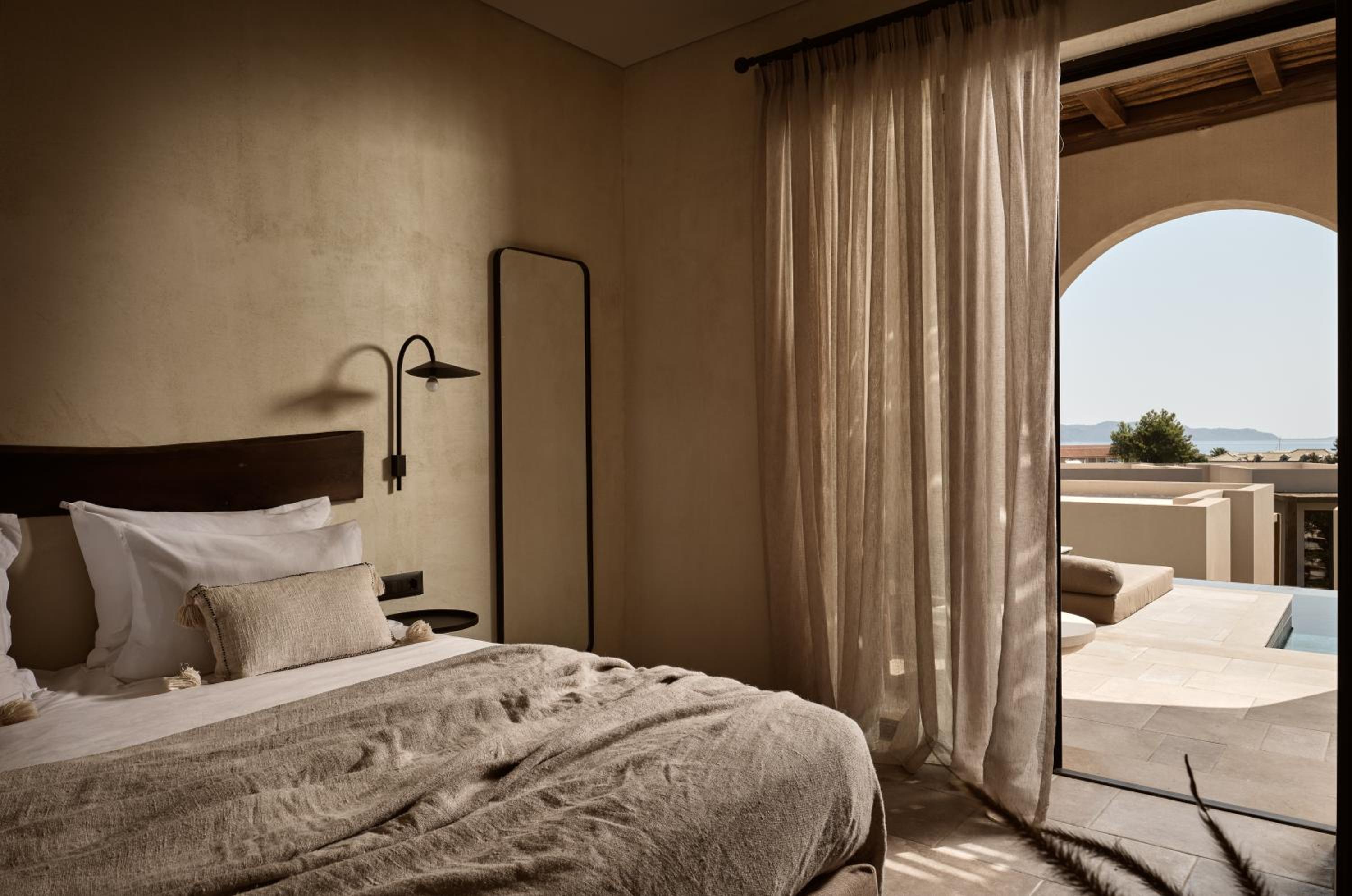 Junior Suite with private pool and sea view
