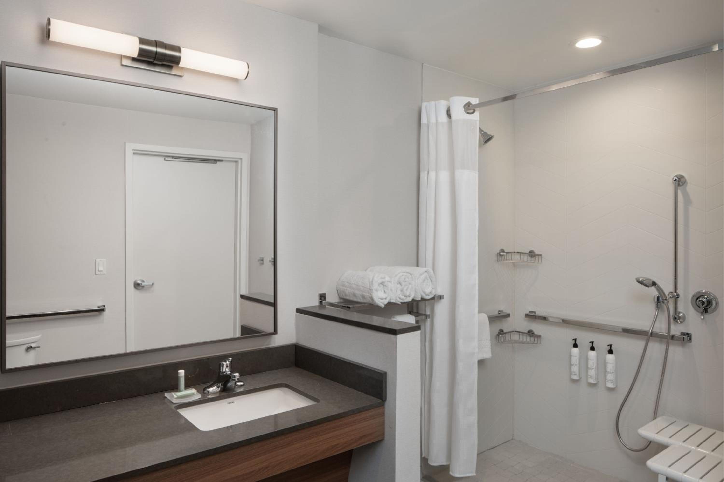 King Room with Skyline View - Photo 4