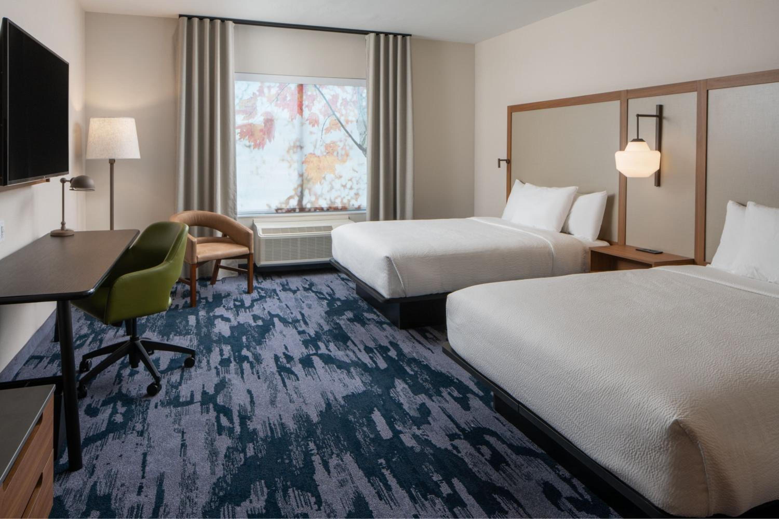 Queen Room with Two Queen Beds and Skyline View - Photo 2