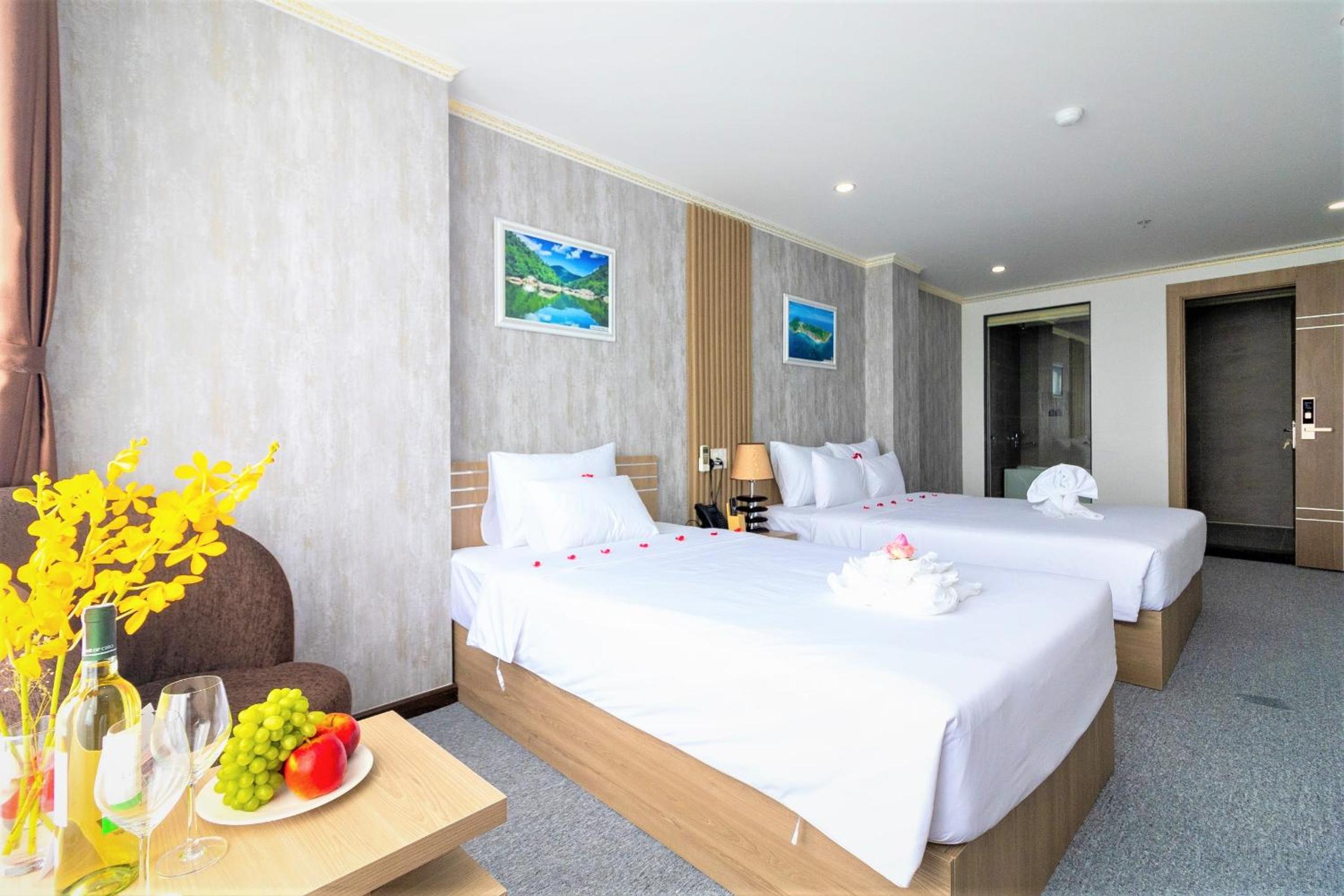 Premier Triple Room with City View - Photo 5