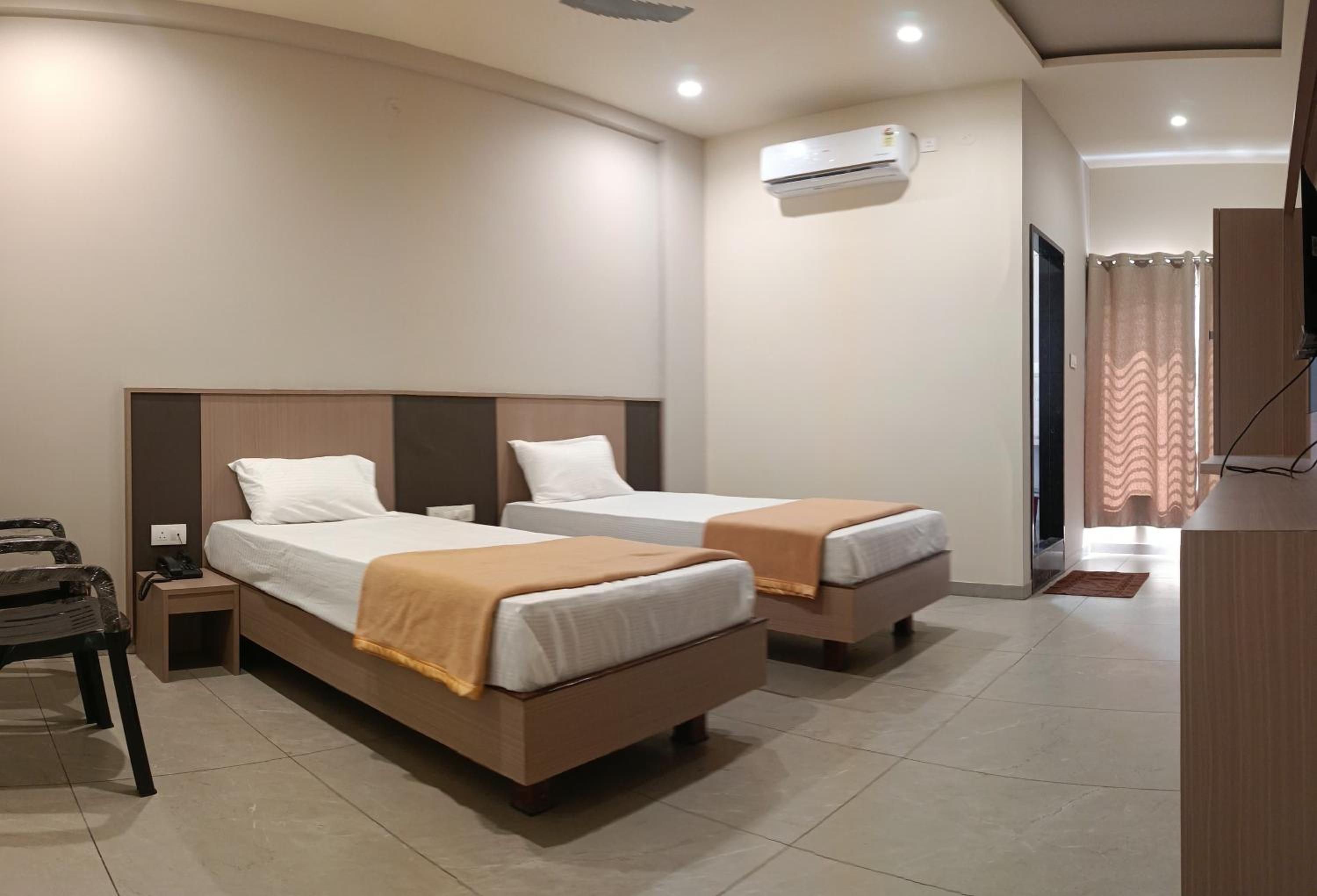 Deluxe Double Room (2 Adults + 1 Child)