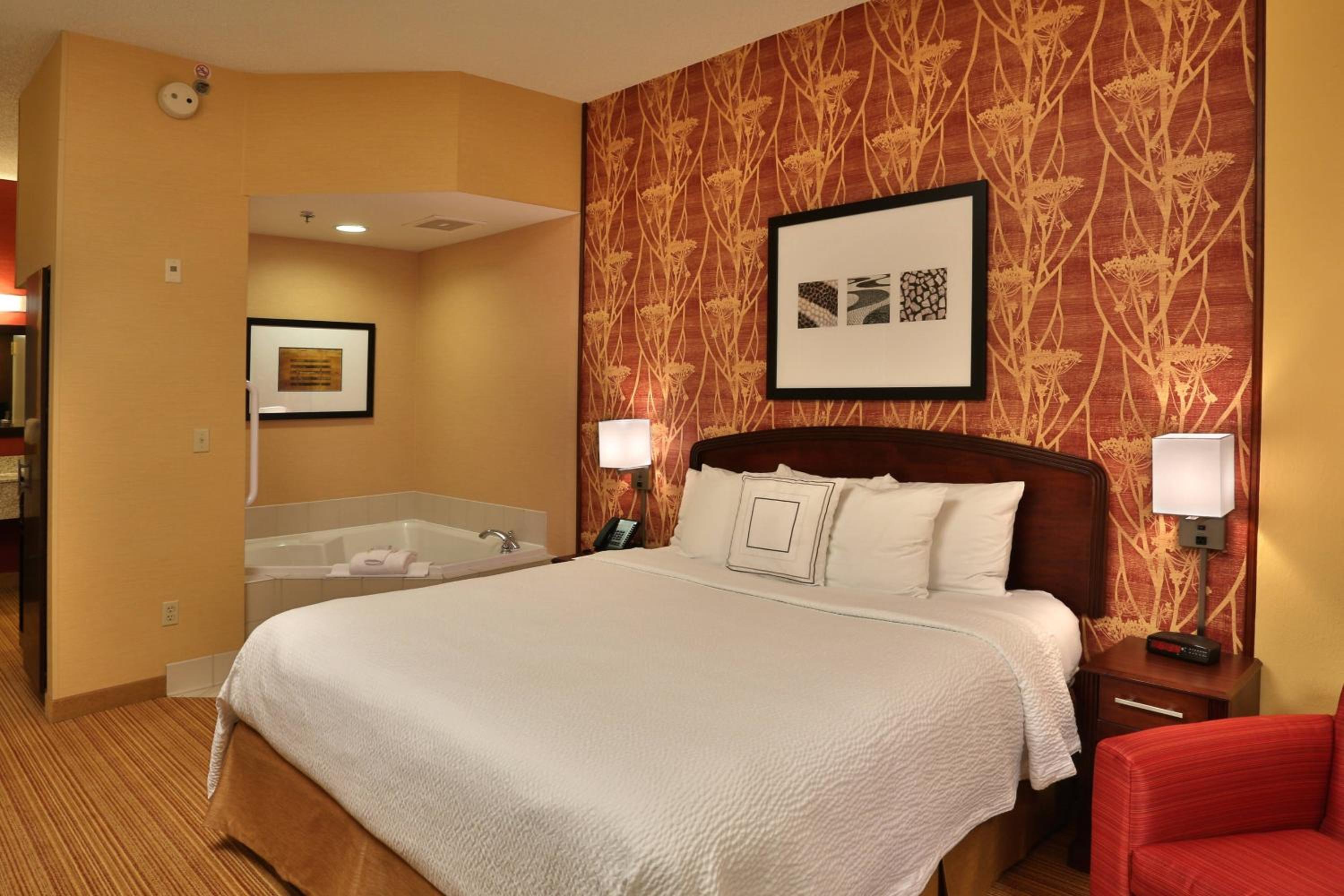Standard Room with 1 King Bed and Whirlpool Tub