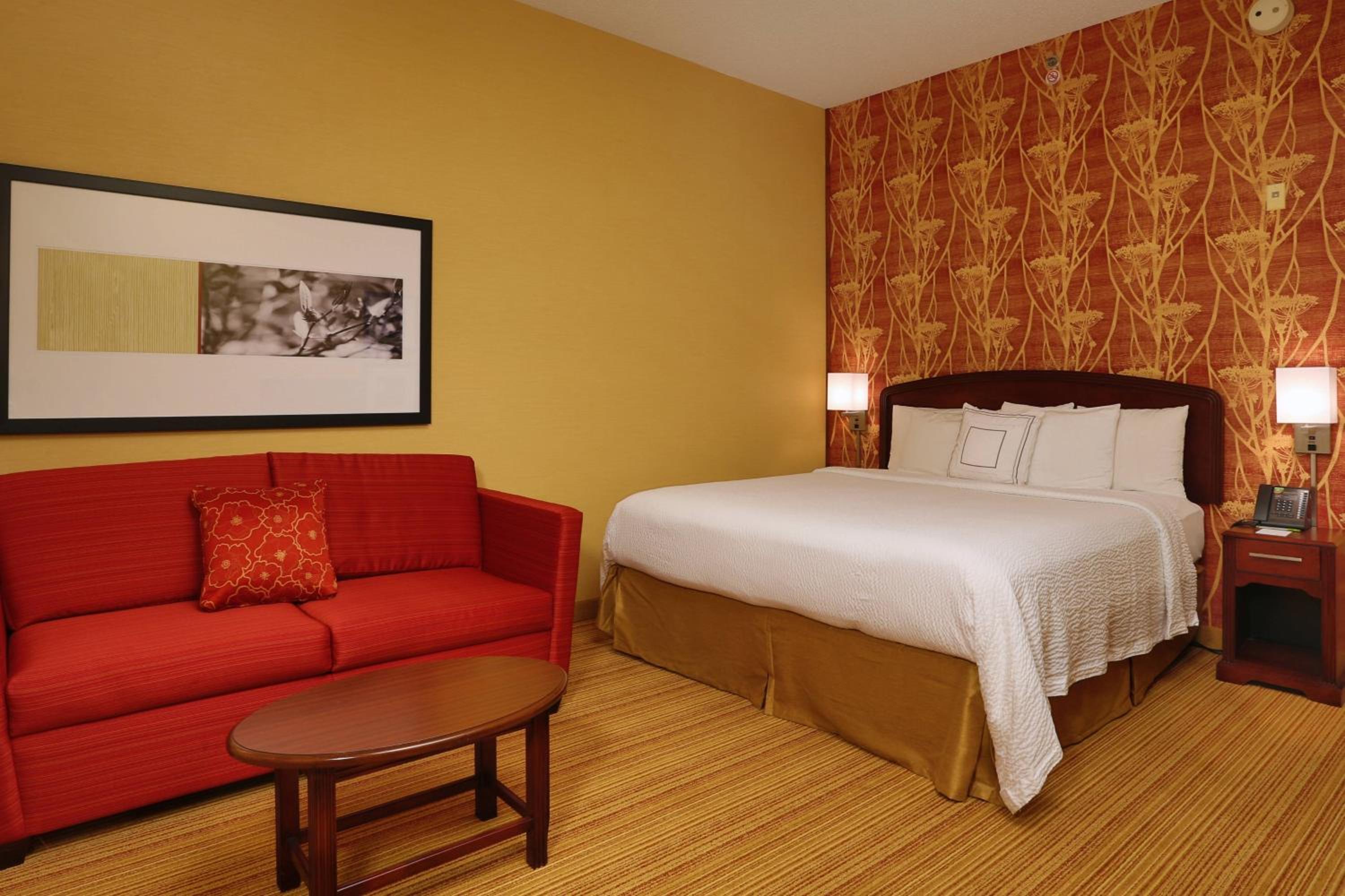 King Room with Sofa Bed and Adapted Tub - Mobility and Hearing Accessible - Photo 2