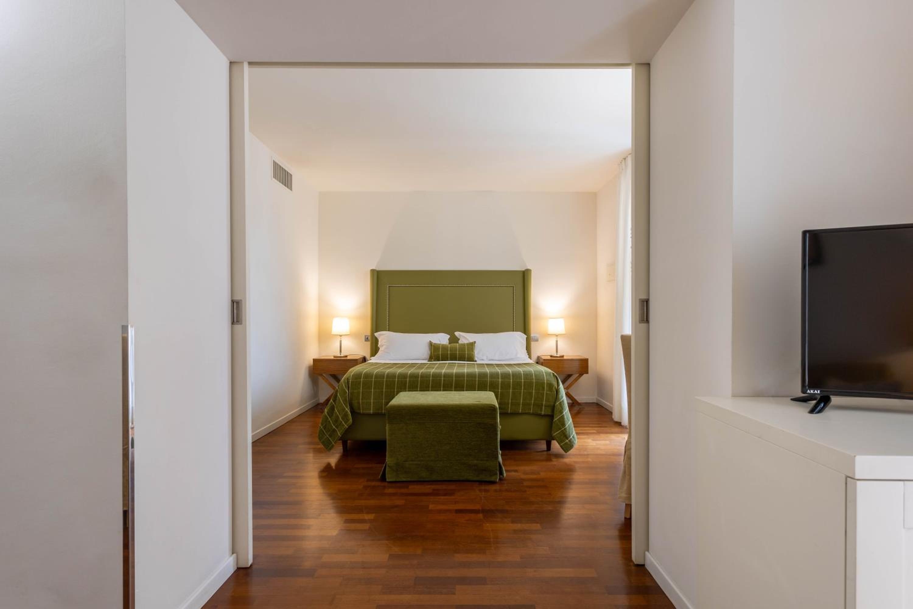 One-Bedroom Apartment with Lake View