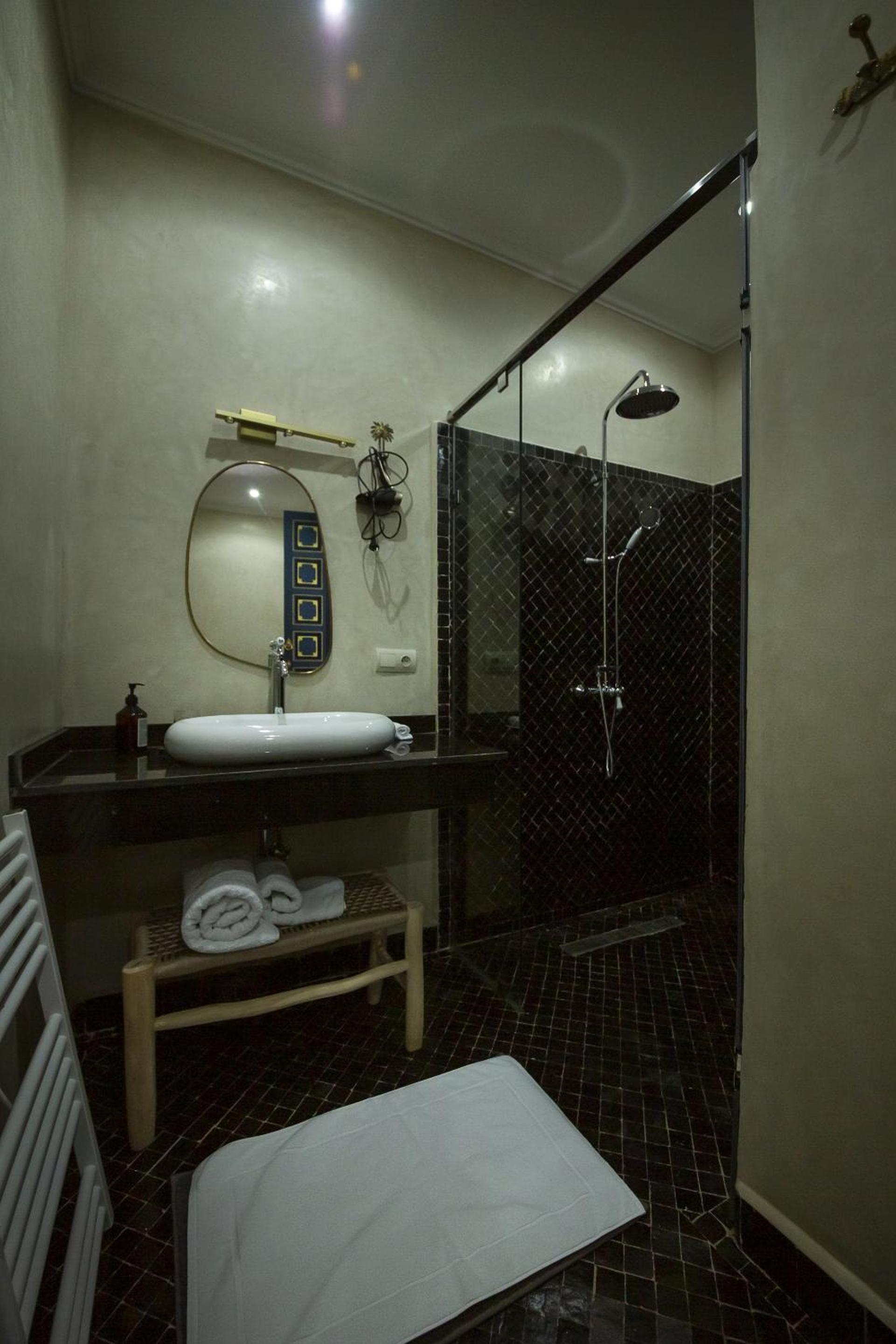 Deluxe Suite - Photo 7