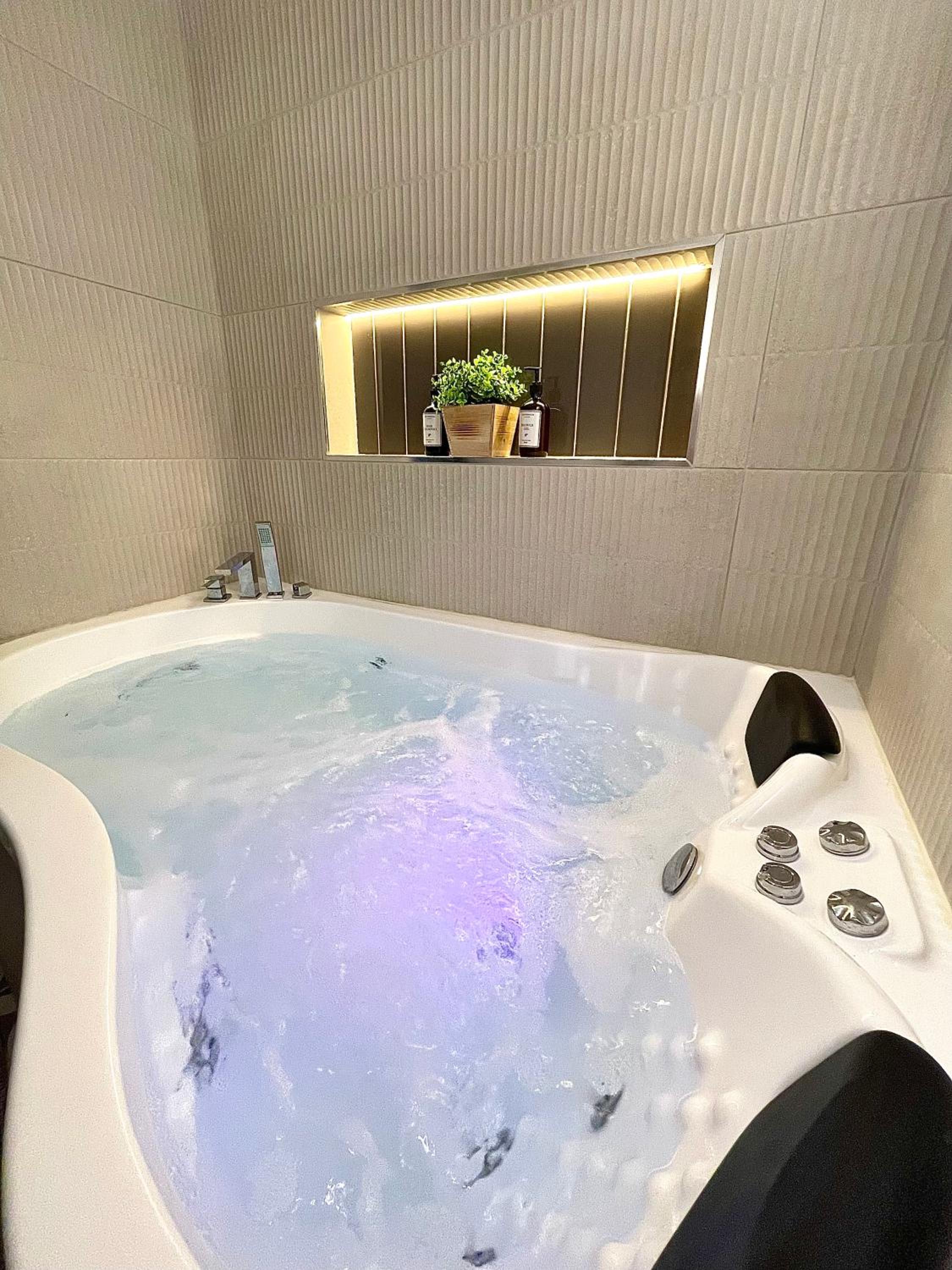 King Suite with Spa Bath photo 1
