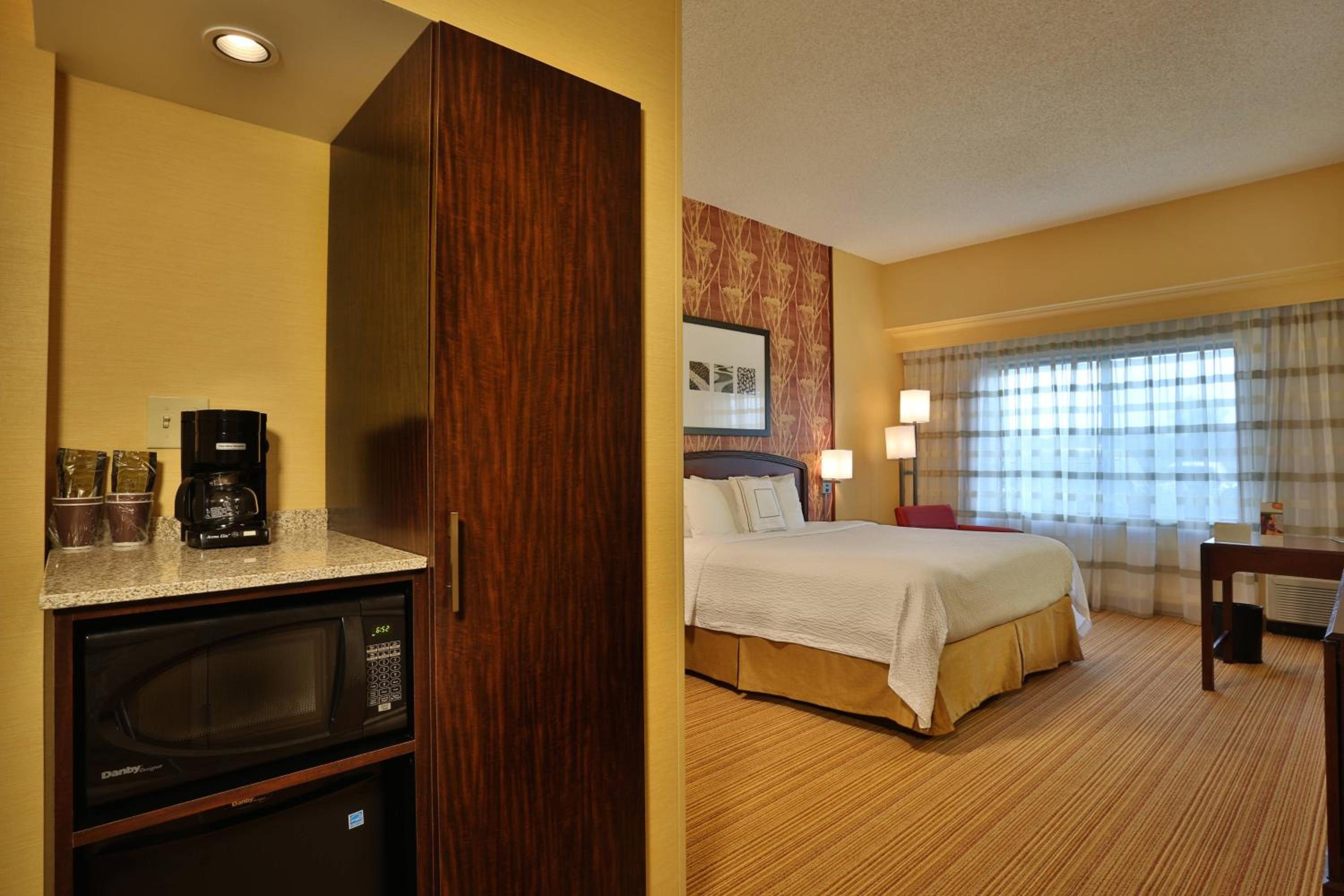 King Room with Sofa Bed and Adapted Tub - Mobility and Hearing Accessible - Photo 3