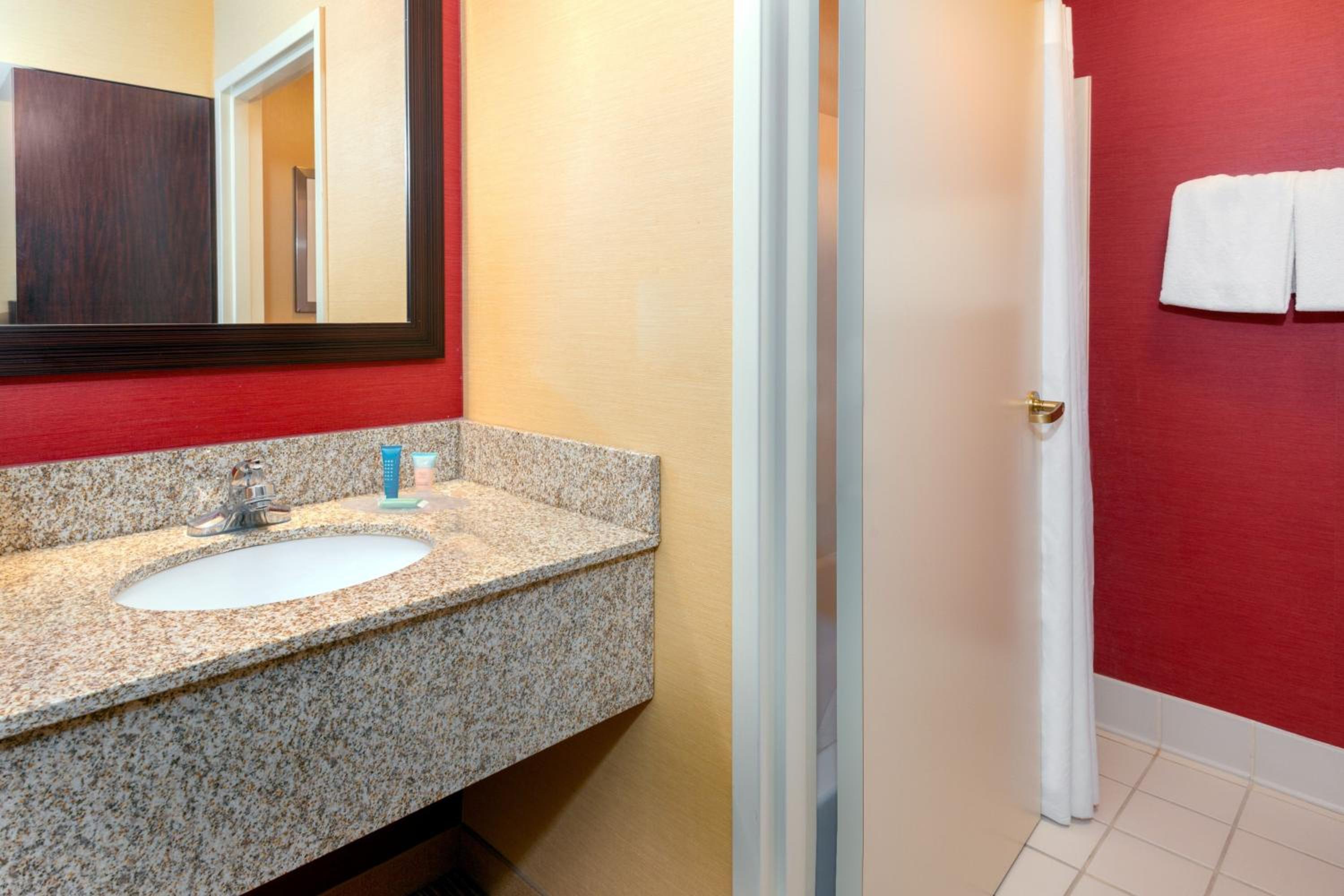 Double Room with Two Double Beds - Hearing Accessible  - Photo 2