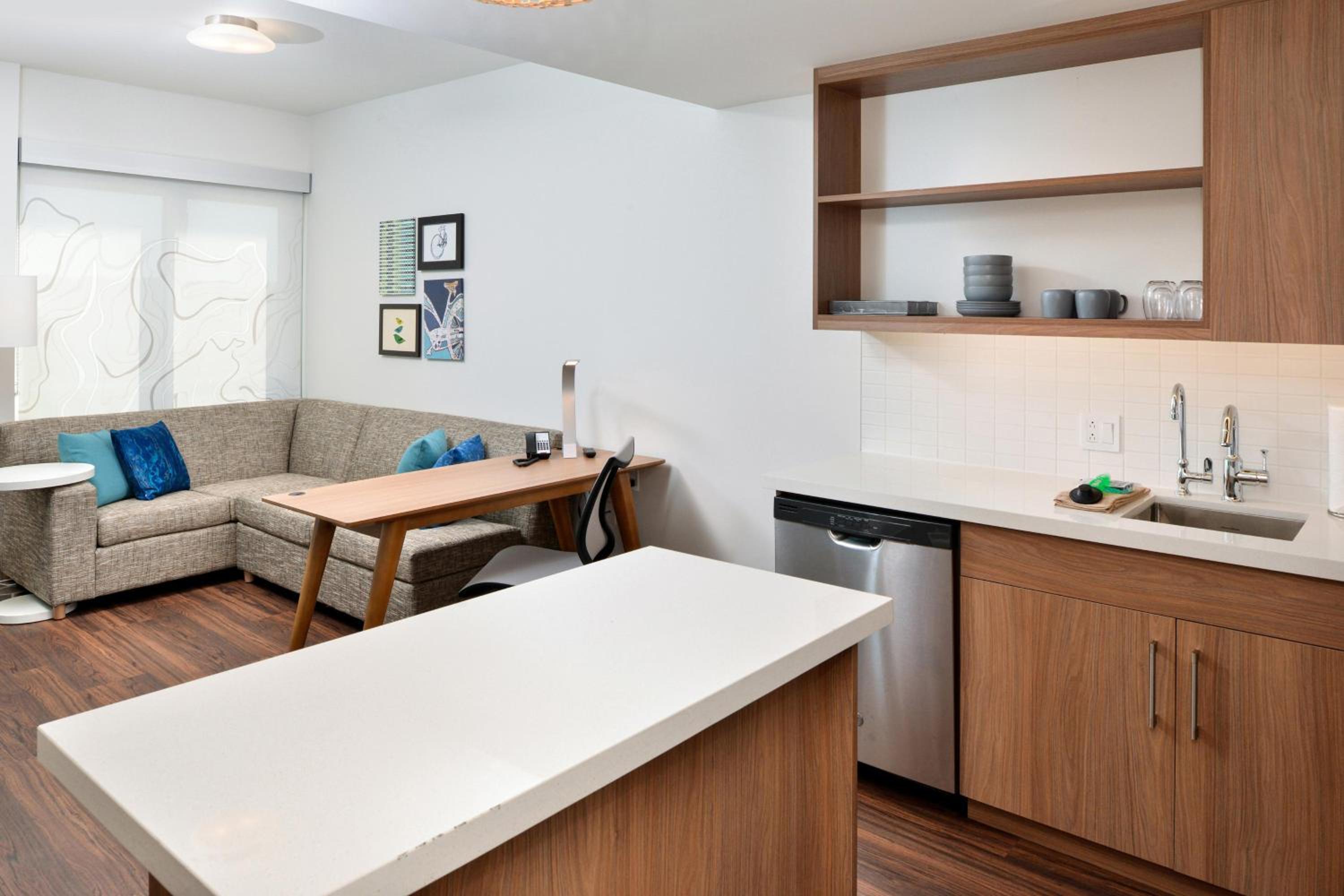 One-Bedroom King Suite with Sofa Bed photo 2