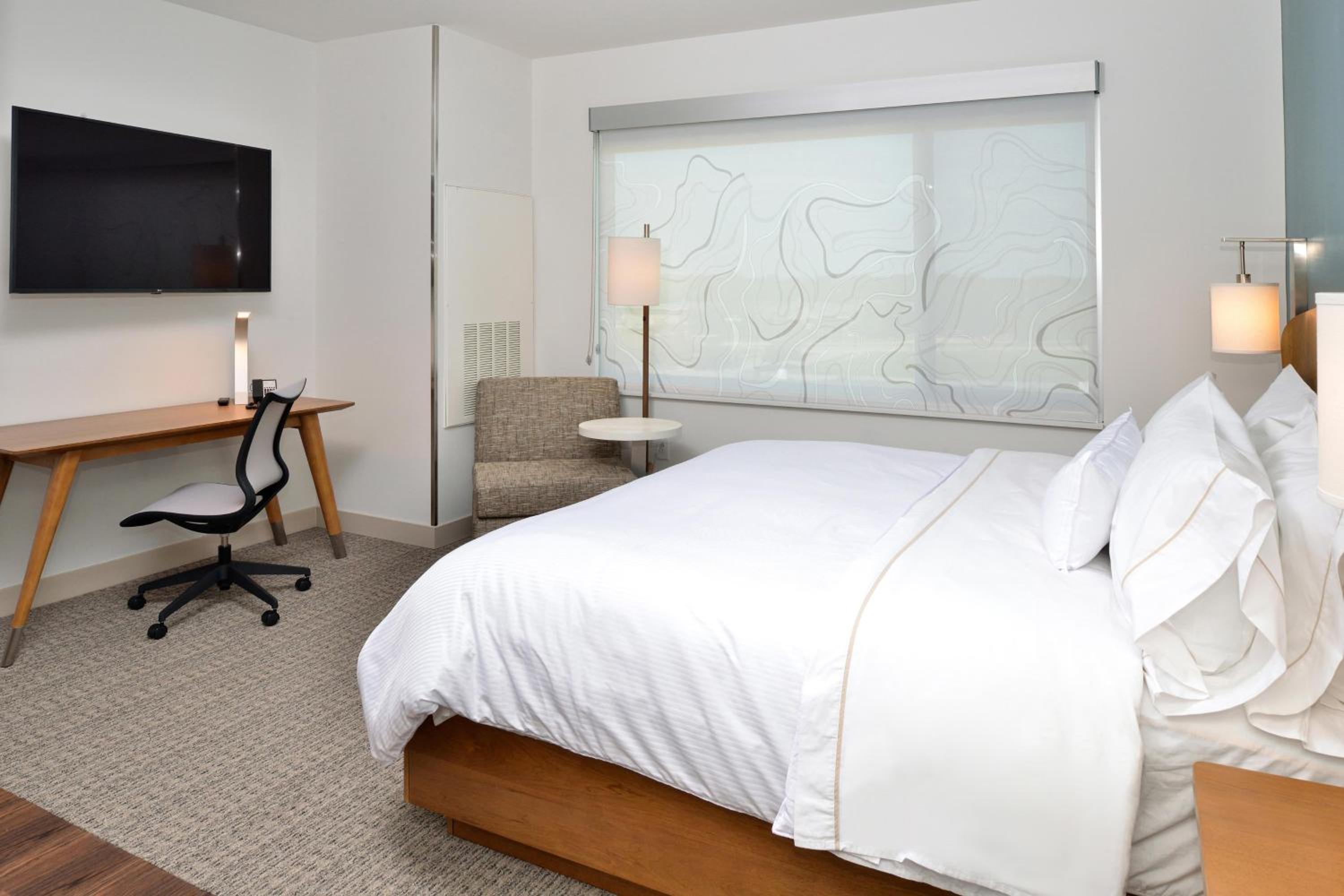 Standard  Guest Room  with  King Bed photo 1