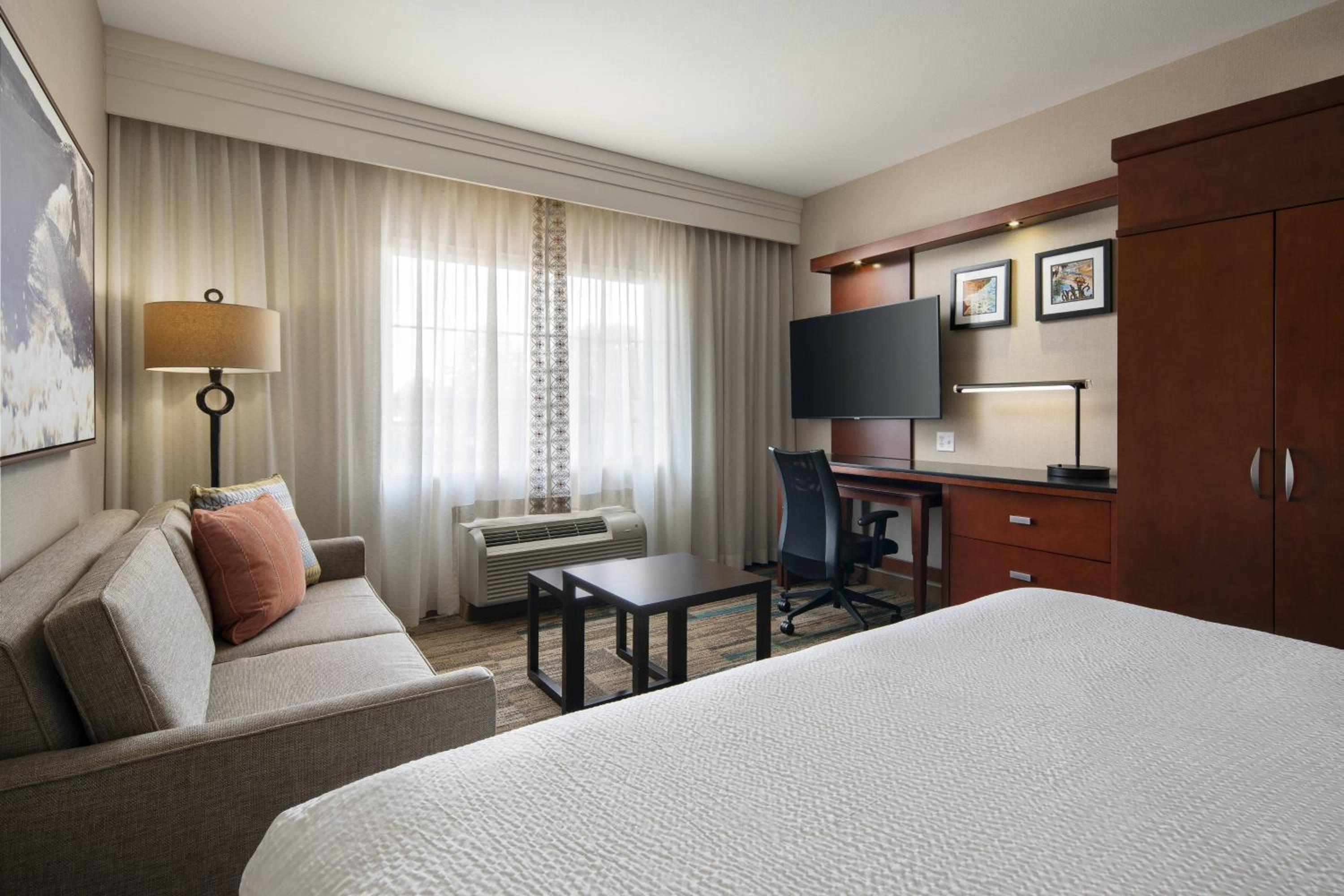 King Room with Sofa Bed - Photo 7
