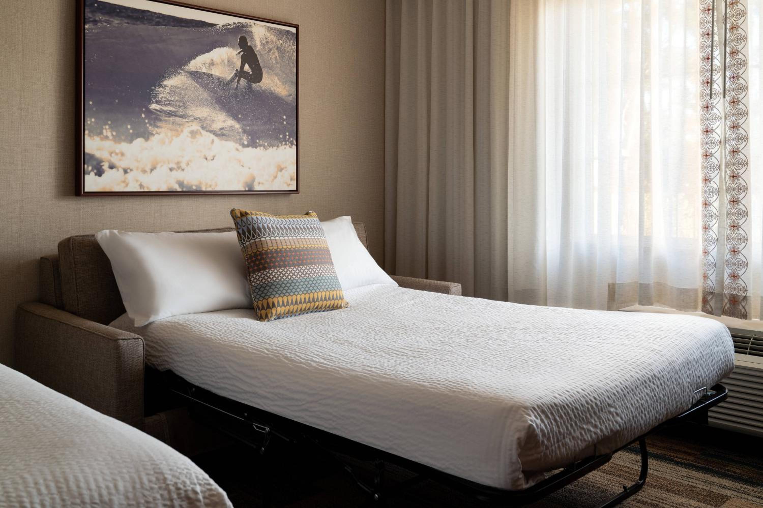 King Room with Sofa Bed - Photo 3