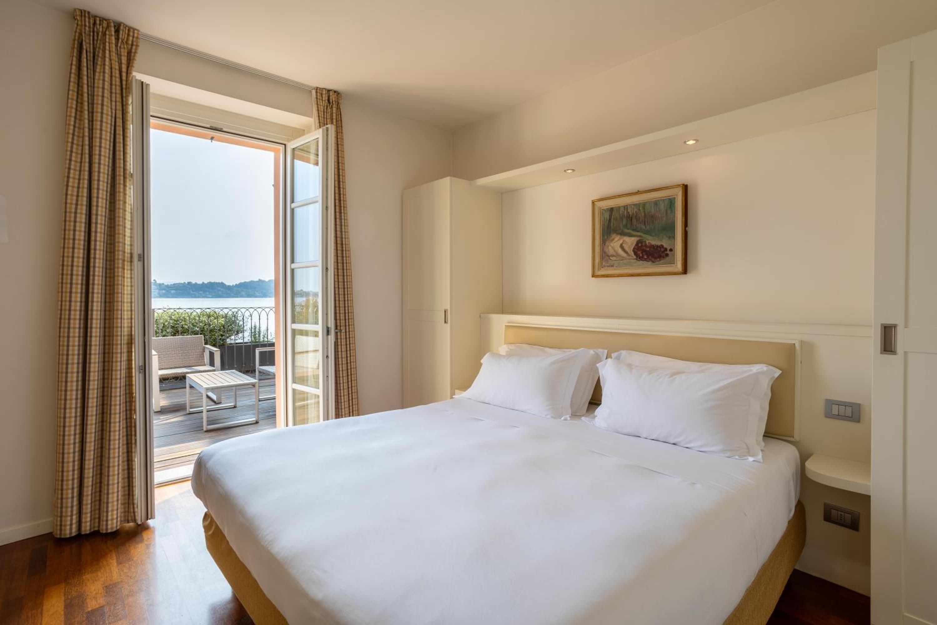 Suite with Private Terrace and Lake View