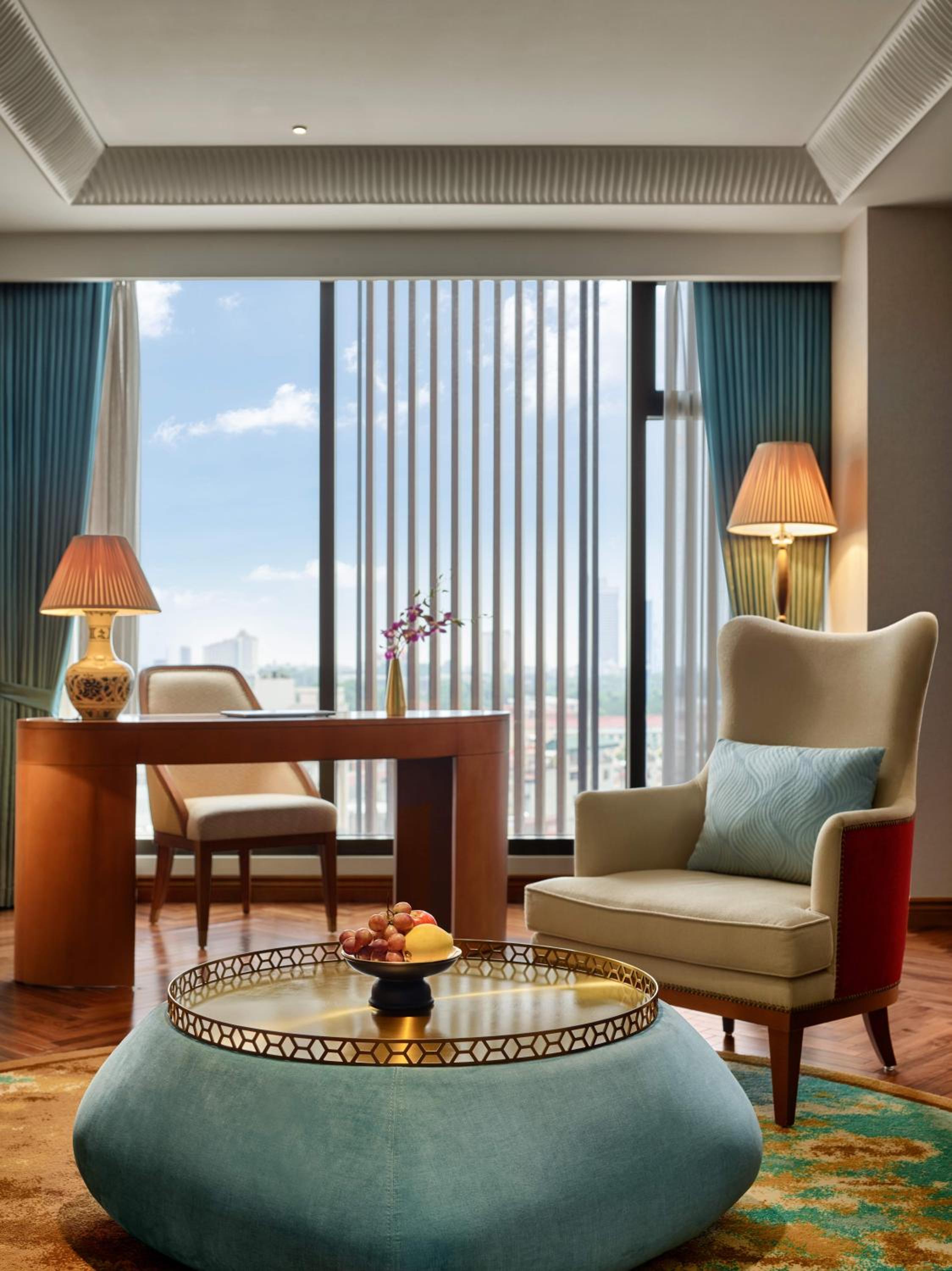 Deluxe King Suite with Lounge Access photo 3