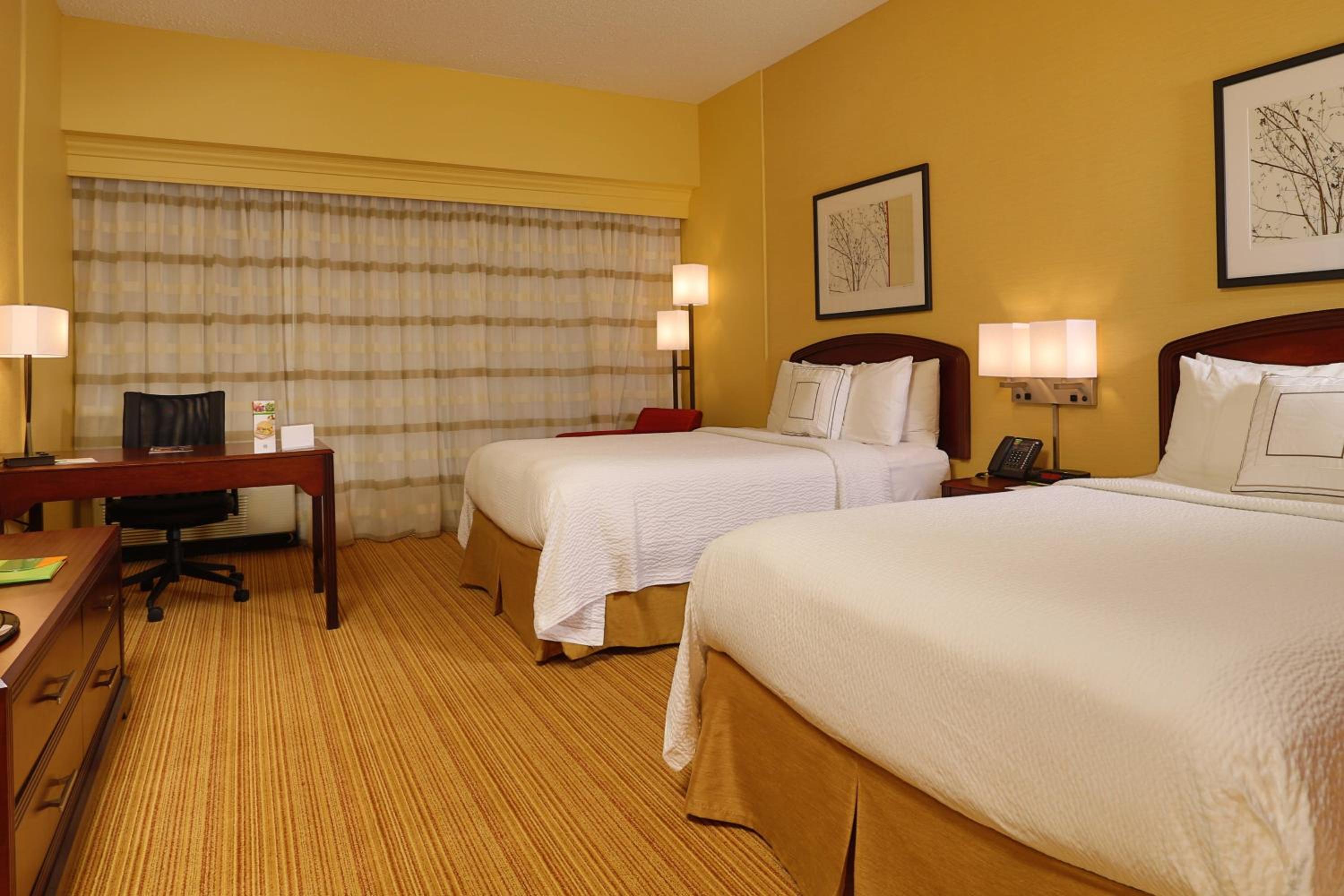 Double Room with Two Double Beds - Hearing Accessible  - Photo 4