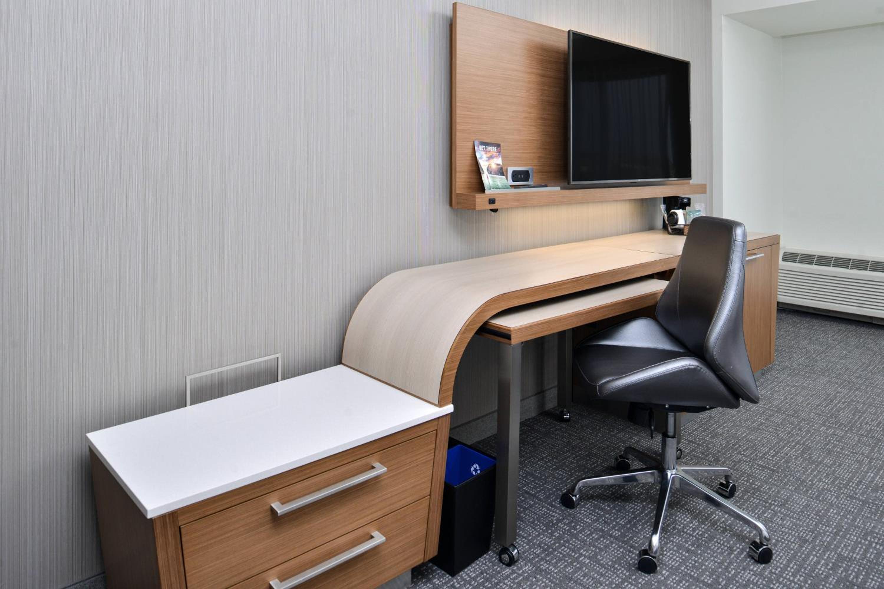 Queen Room with Two Queen Beds and Adapted Tub - Mobility and Hearing Accessible - Photo 5
