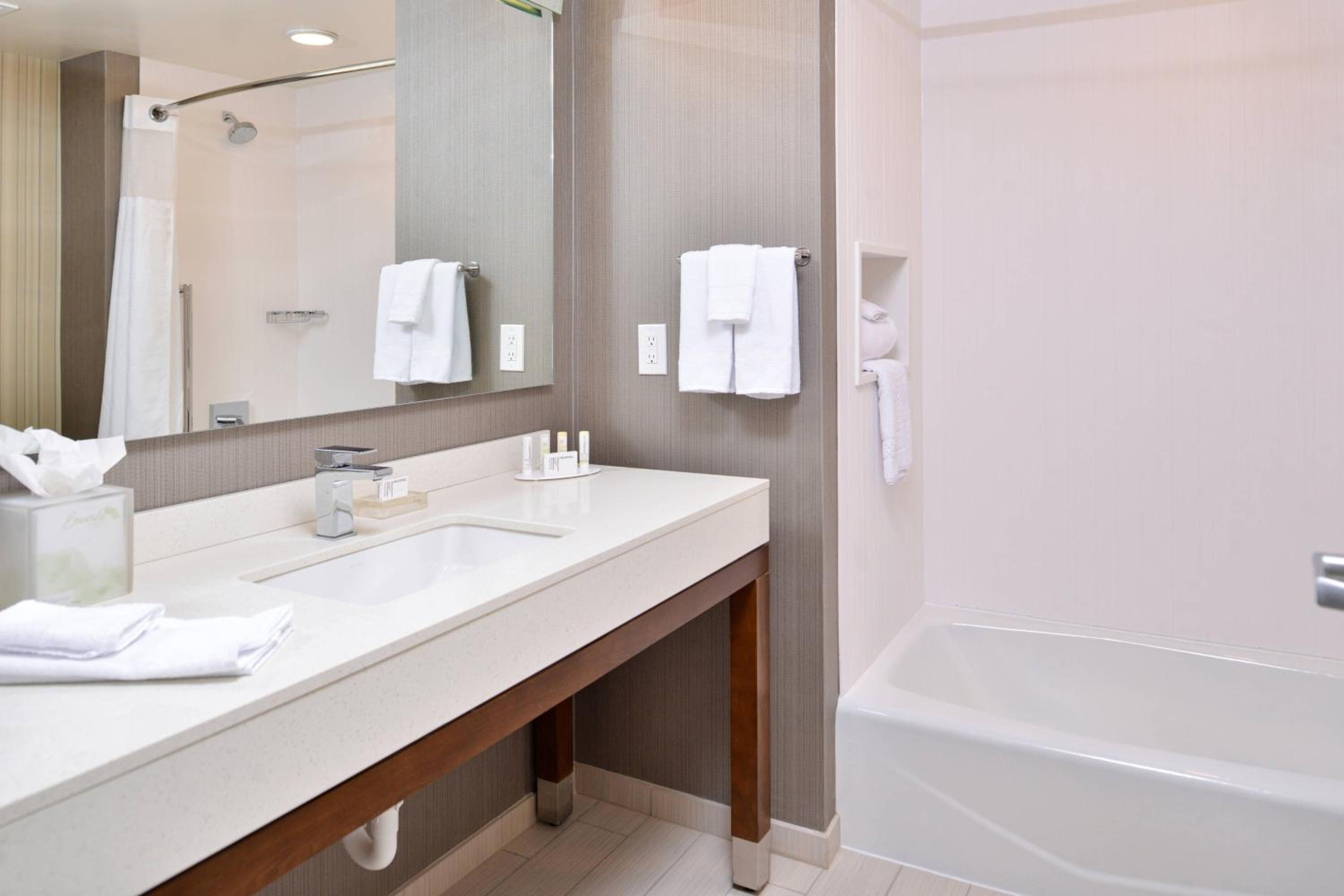 Queen Room with Two Queen Beds and Adapted Tub - Mobility and Hearing Accessible - Photo 7