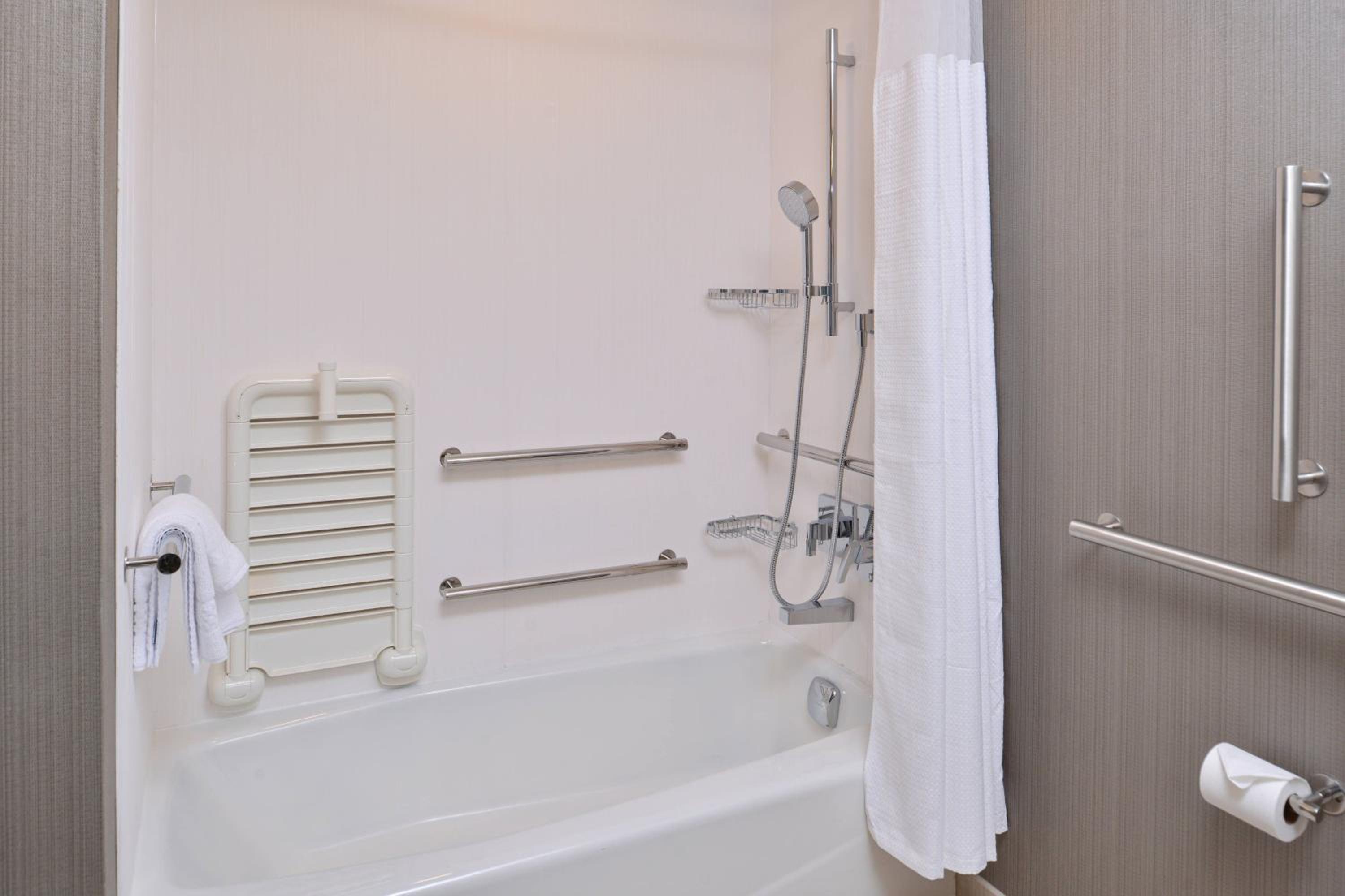 Queen Room with Two Queen Beds and Adapted Tub - Mobility and Hearing Accessible - Photo 2