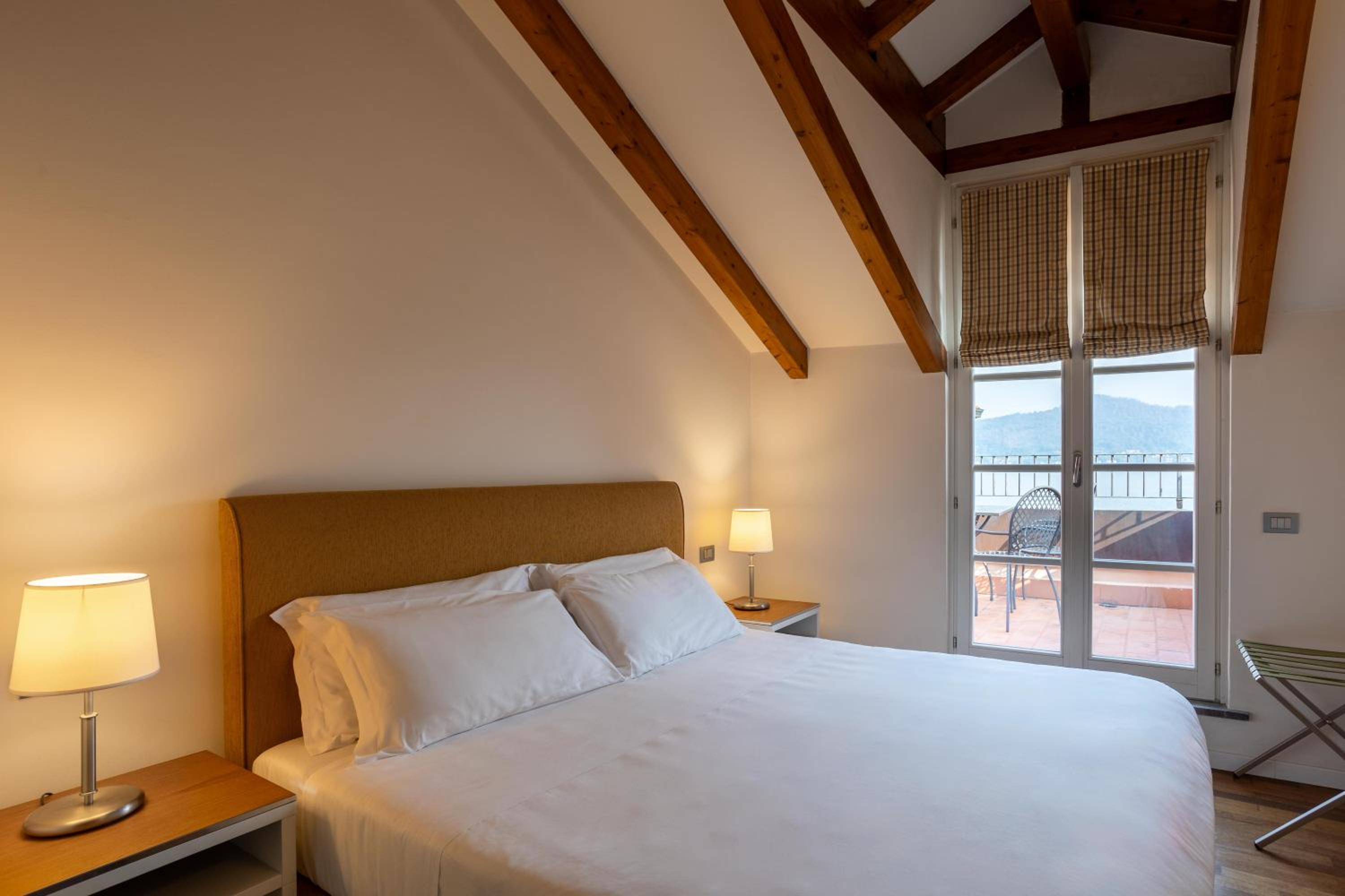 Two-Bedroom Apartment with Terrace and Lake View
