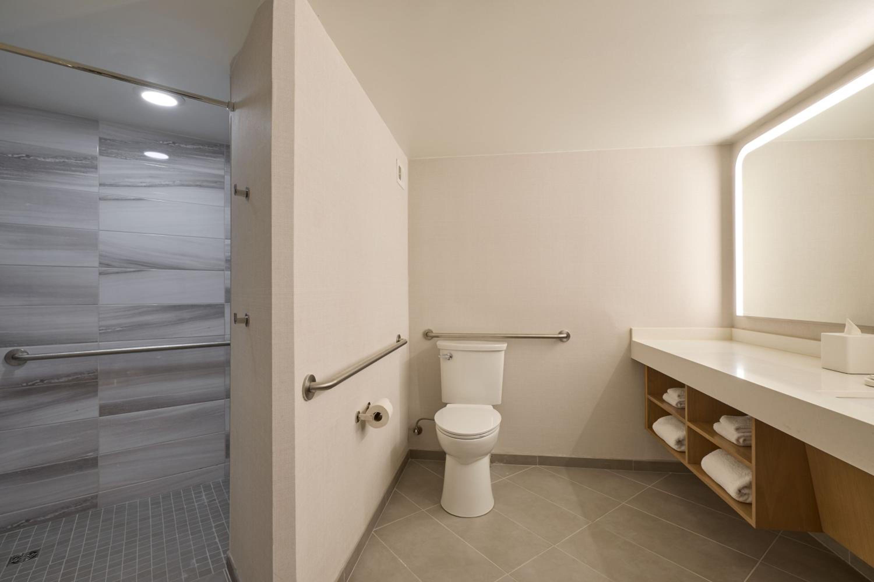 King Junior Corner Suite with Harbor View - Photo 3
