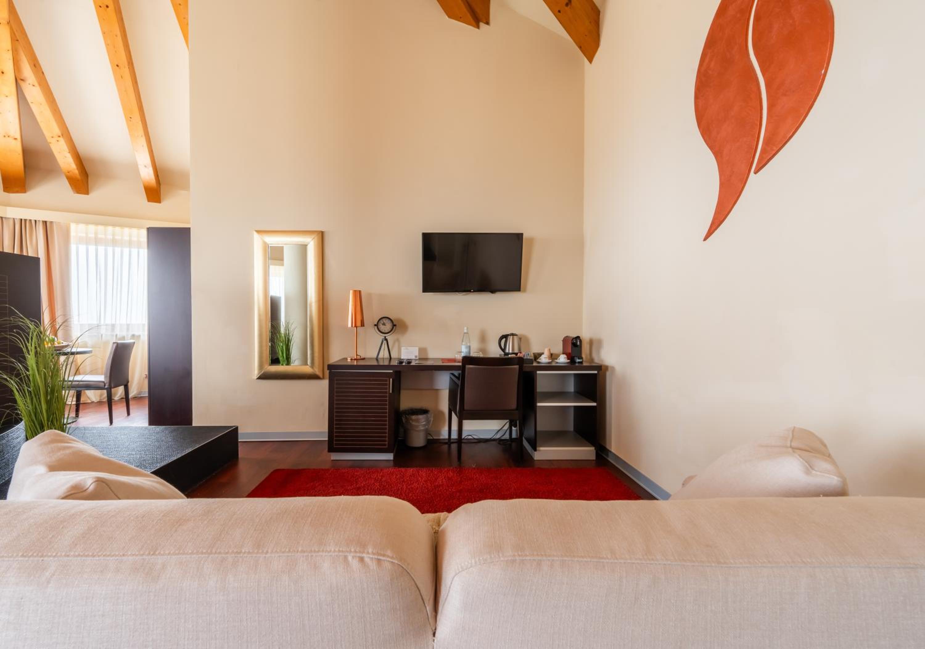Suite with Spa Access - Photo 8