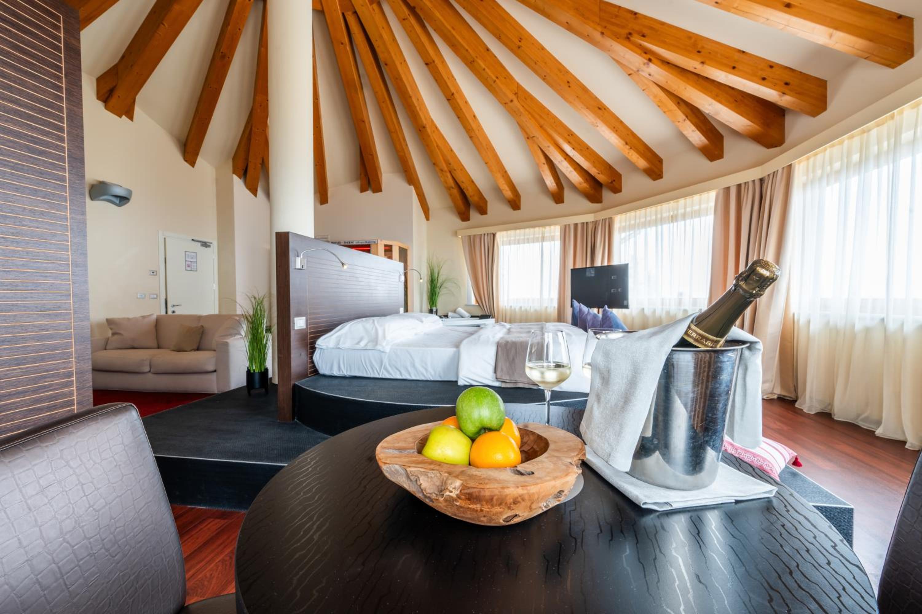 Suite with Spa Access - Photo 3