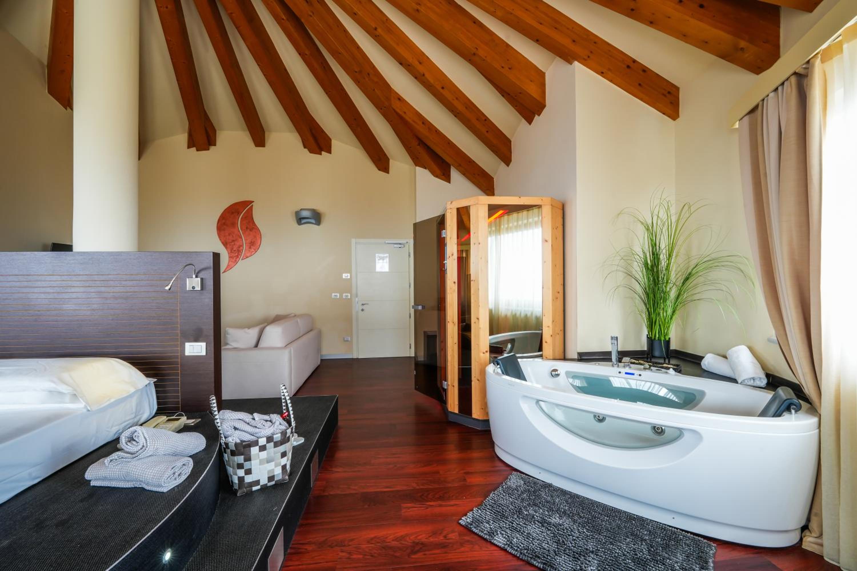 Suite with Spa Access - Photo 4