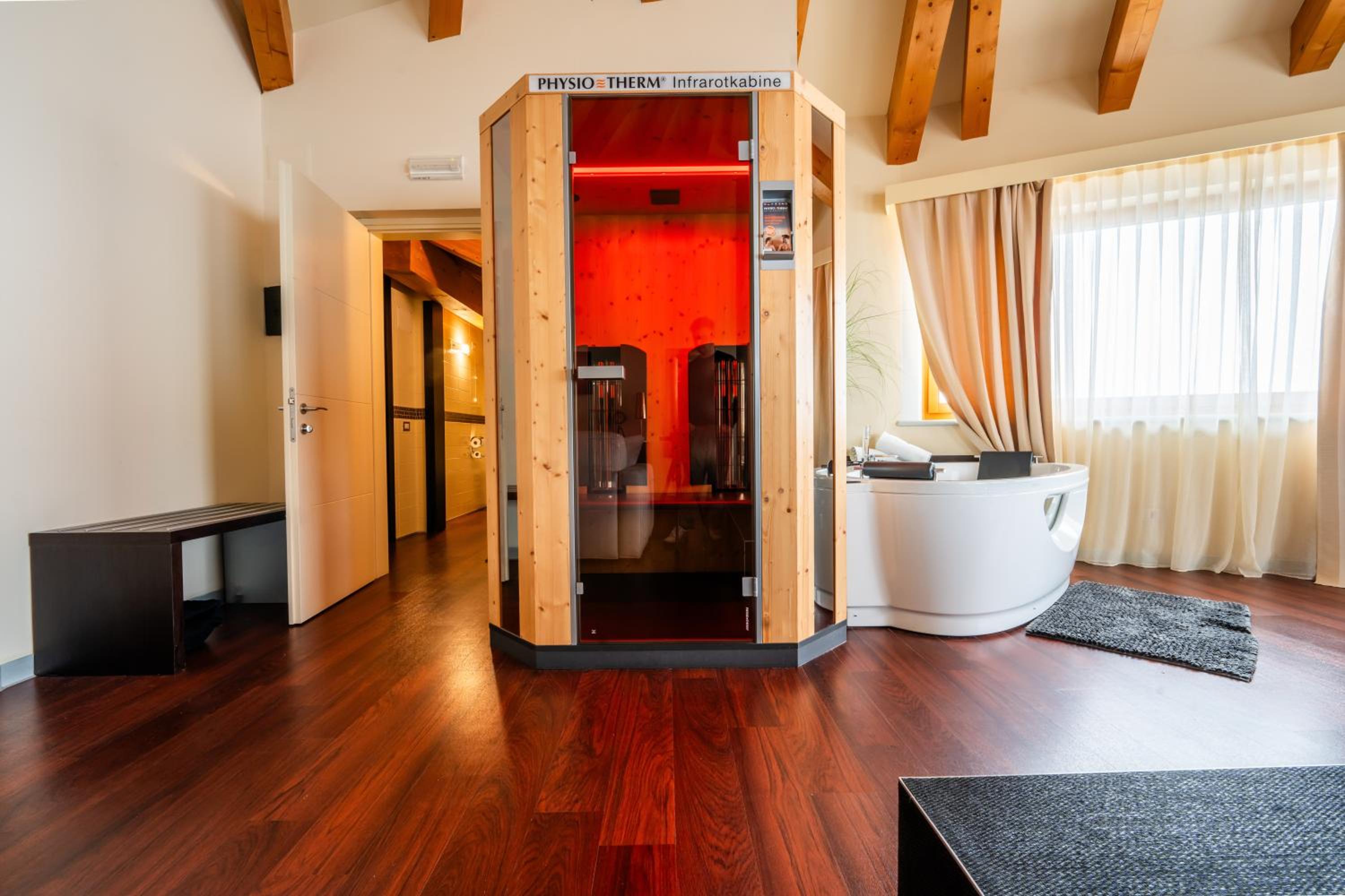 Suite with Spa Access - Photo 2