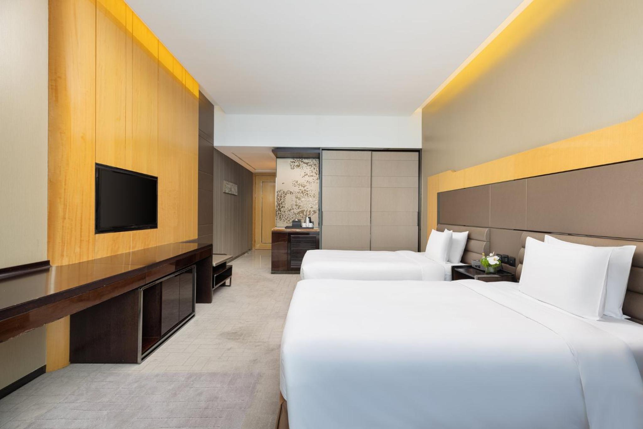 Standard Twin Room with City View thumbnail 6