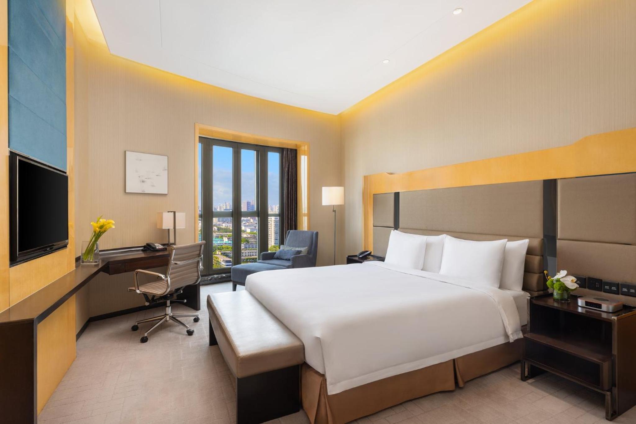 One-Bedroom Suite with Bath View