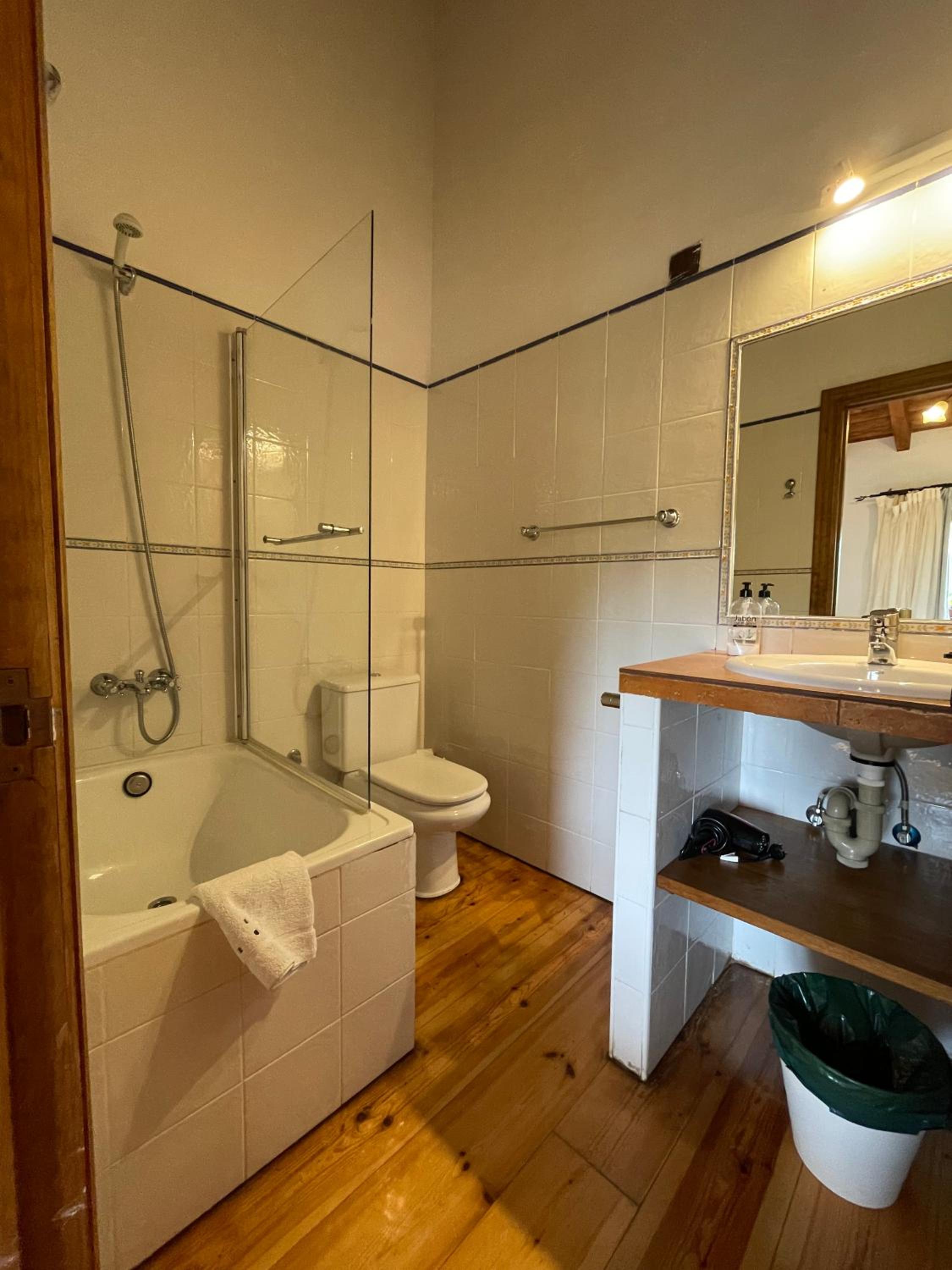 Double or Twin Room - Photo 5