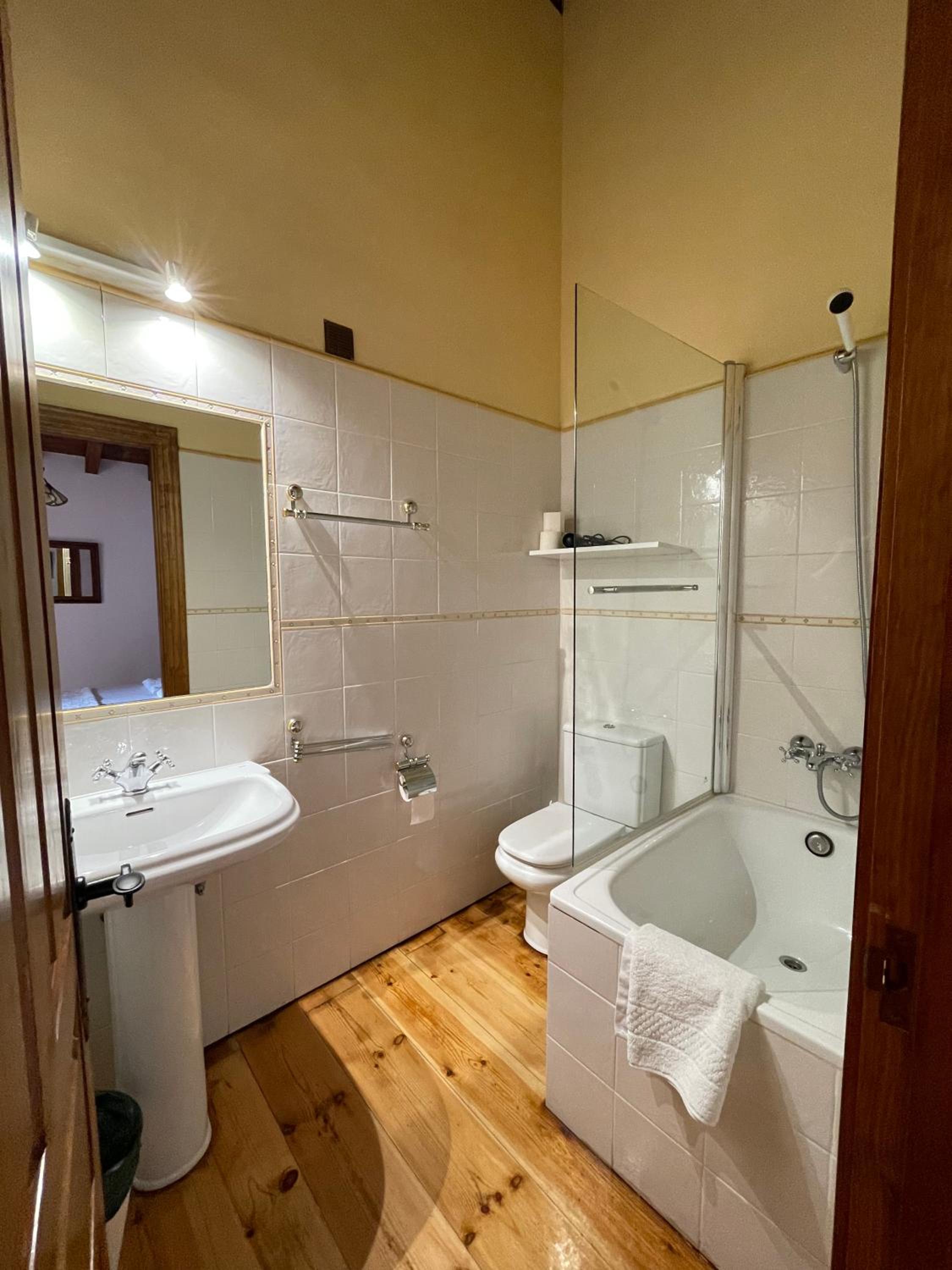 Double or Twin Room - Photo 2