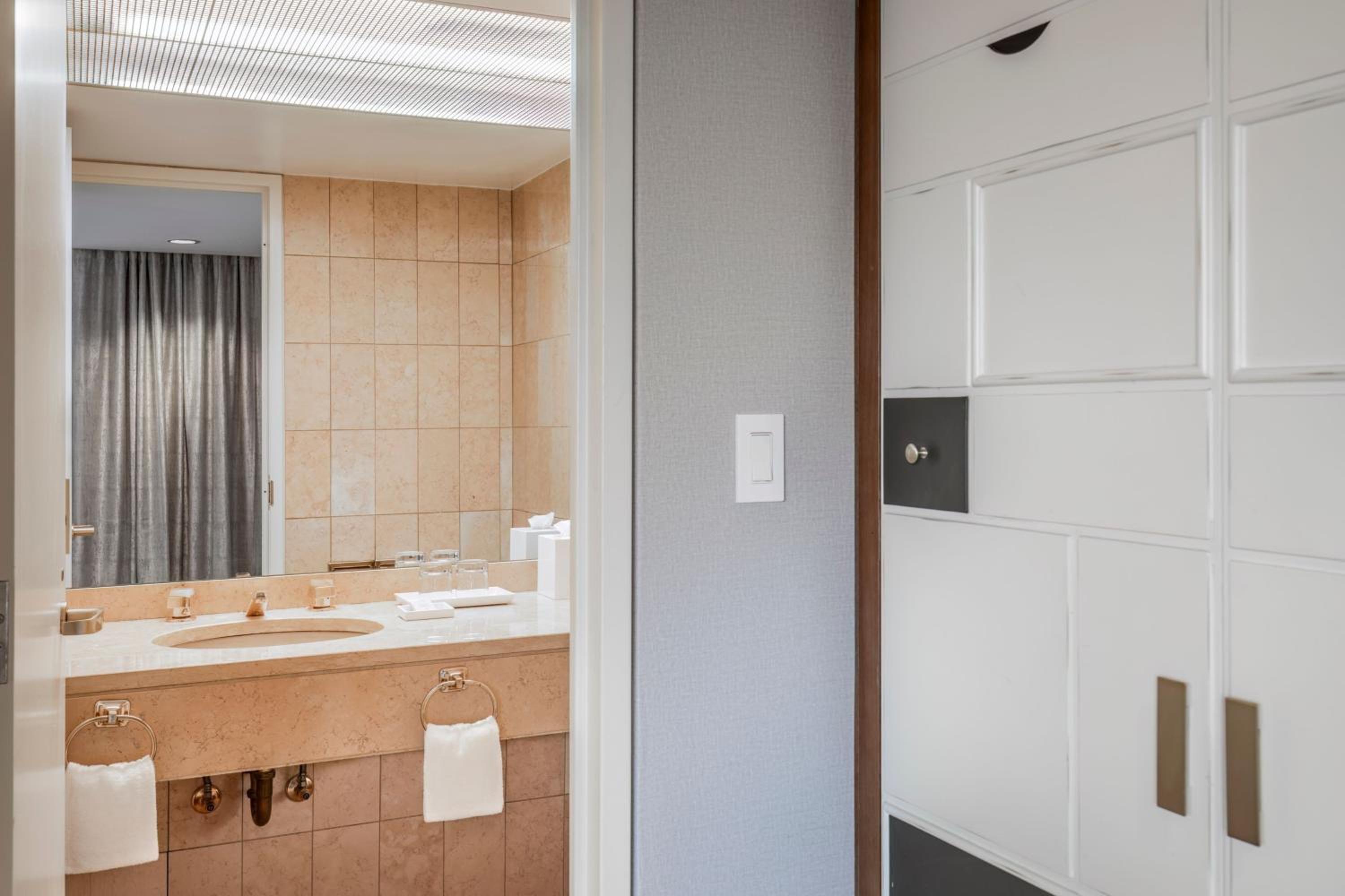 Guest Room, One King, City View - Photo 12