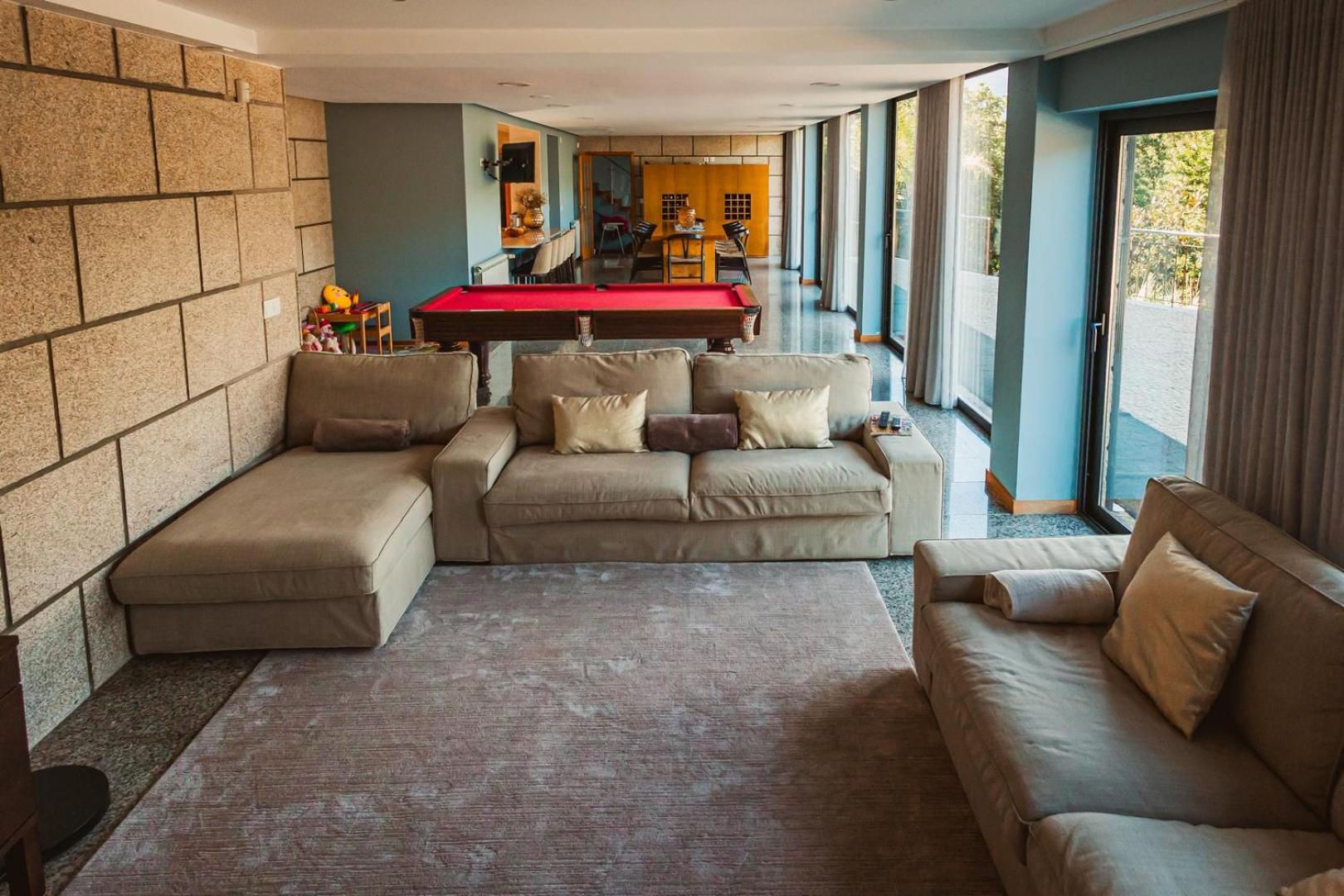 Five-Bedroom House photo 1