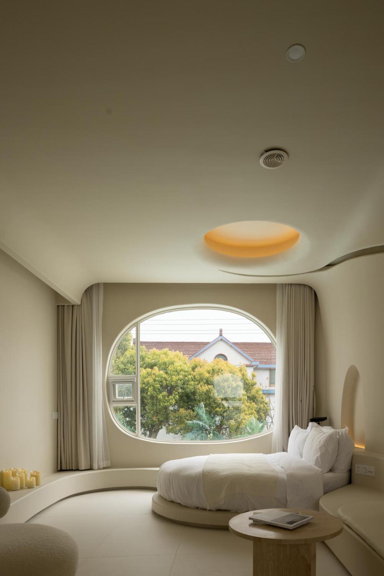 Mantle B-Garden View Round Bed Room photo 2