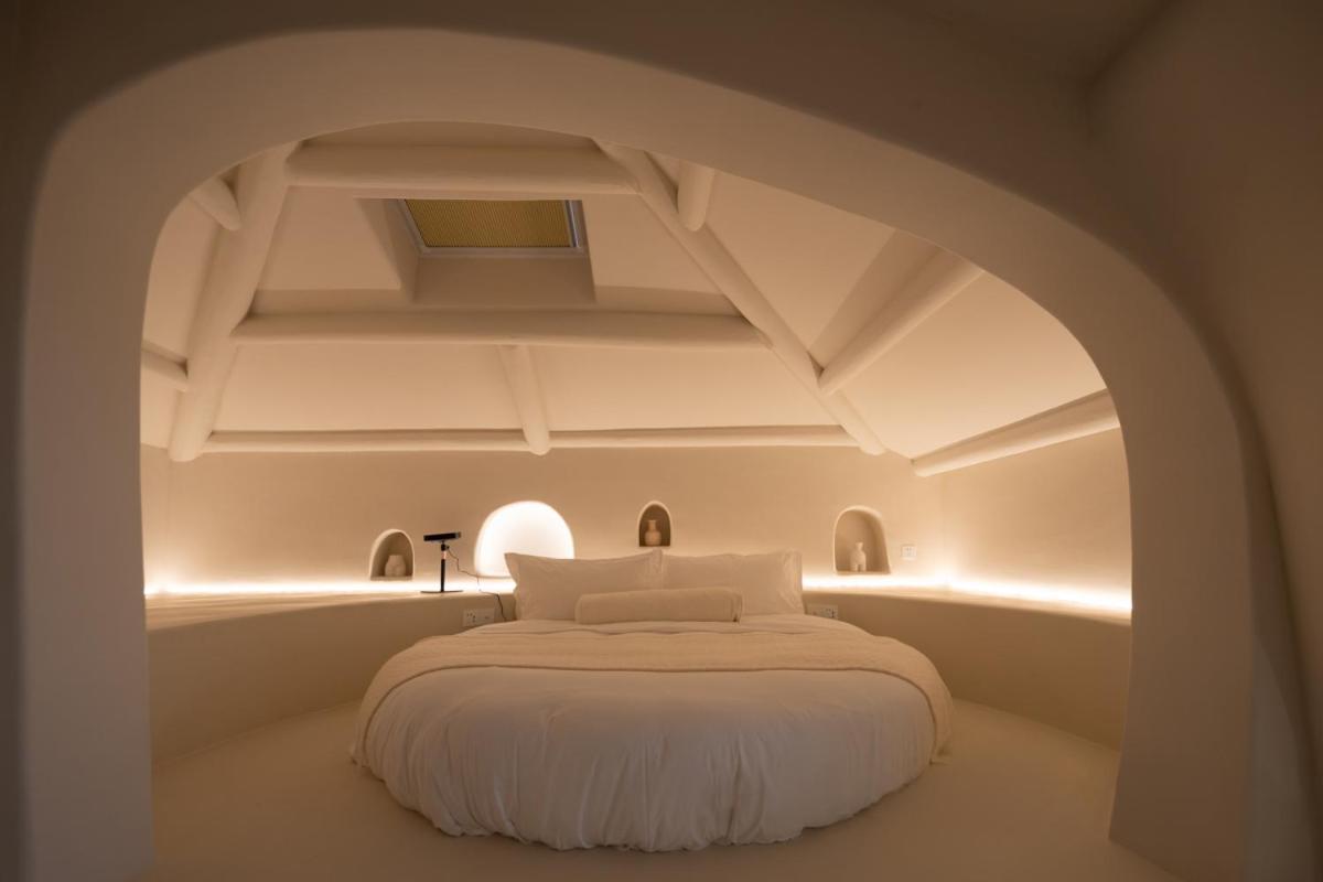 Cave Family Room photo 1