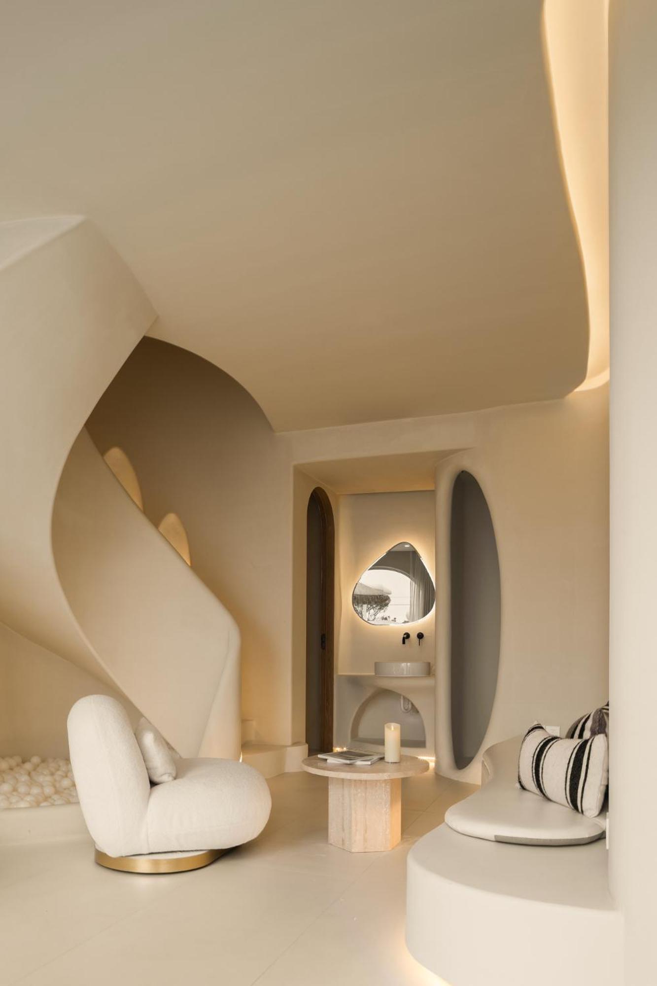 Cloud-Loft Courtyard Family Room photo 2