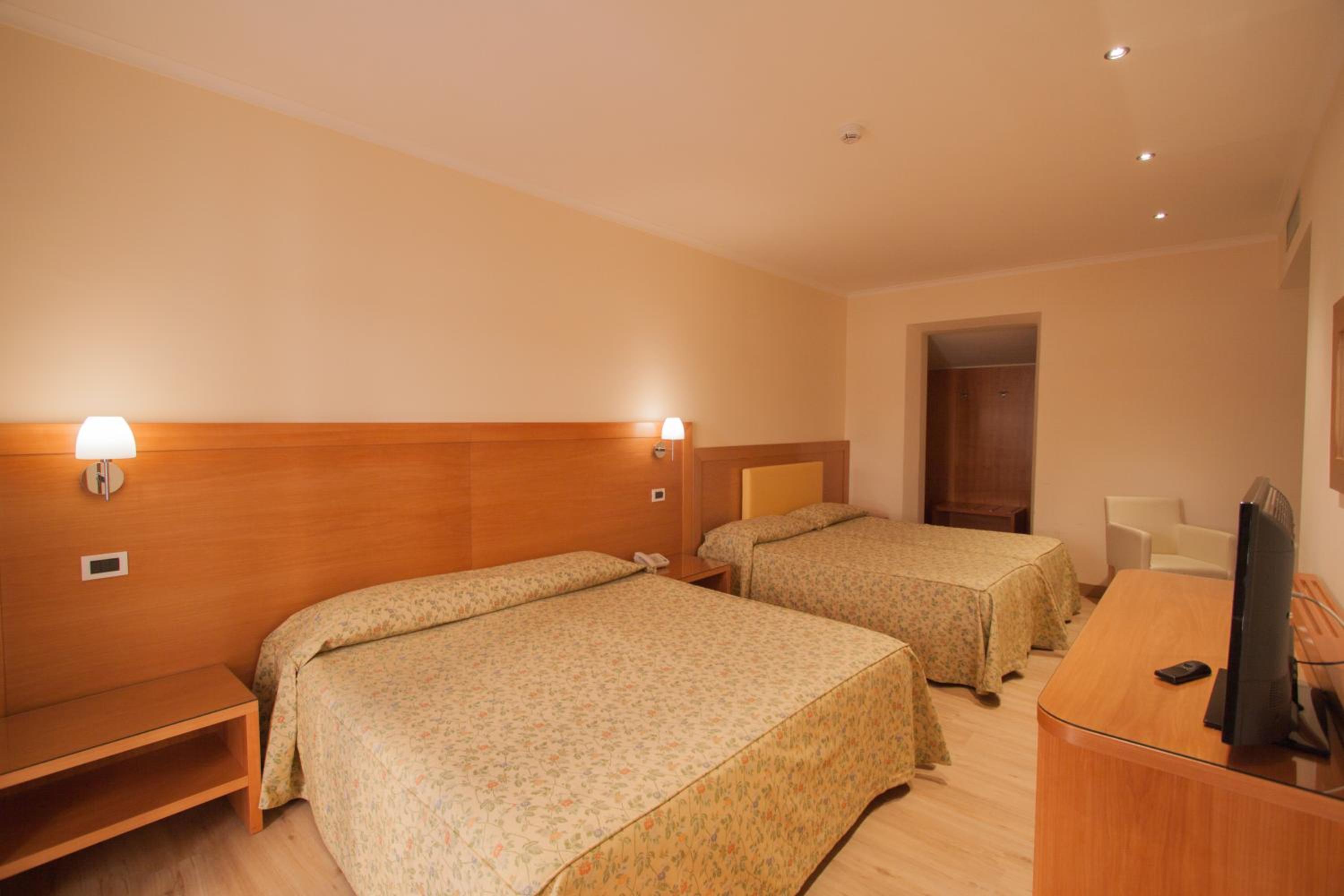 Quadruple Room thumbnail 5