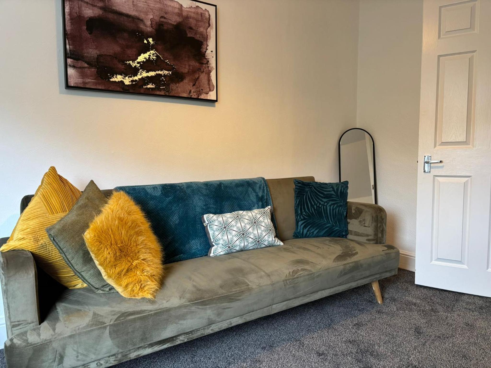 One-Bedroom Apartment photo 1
