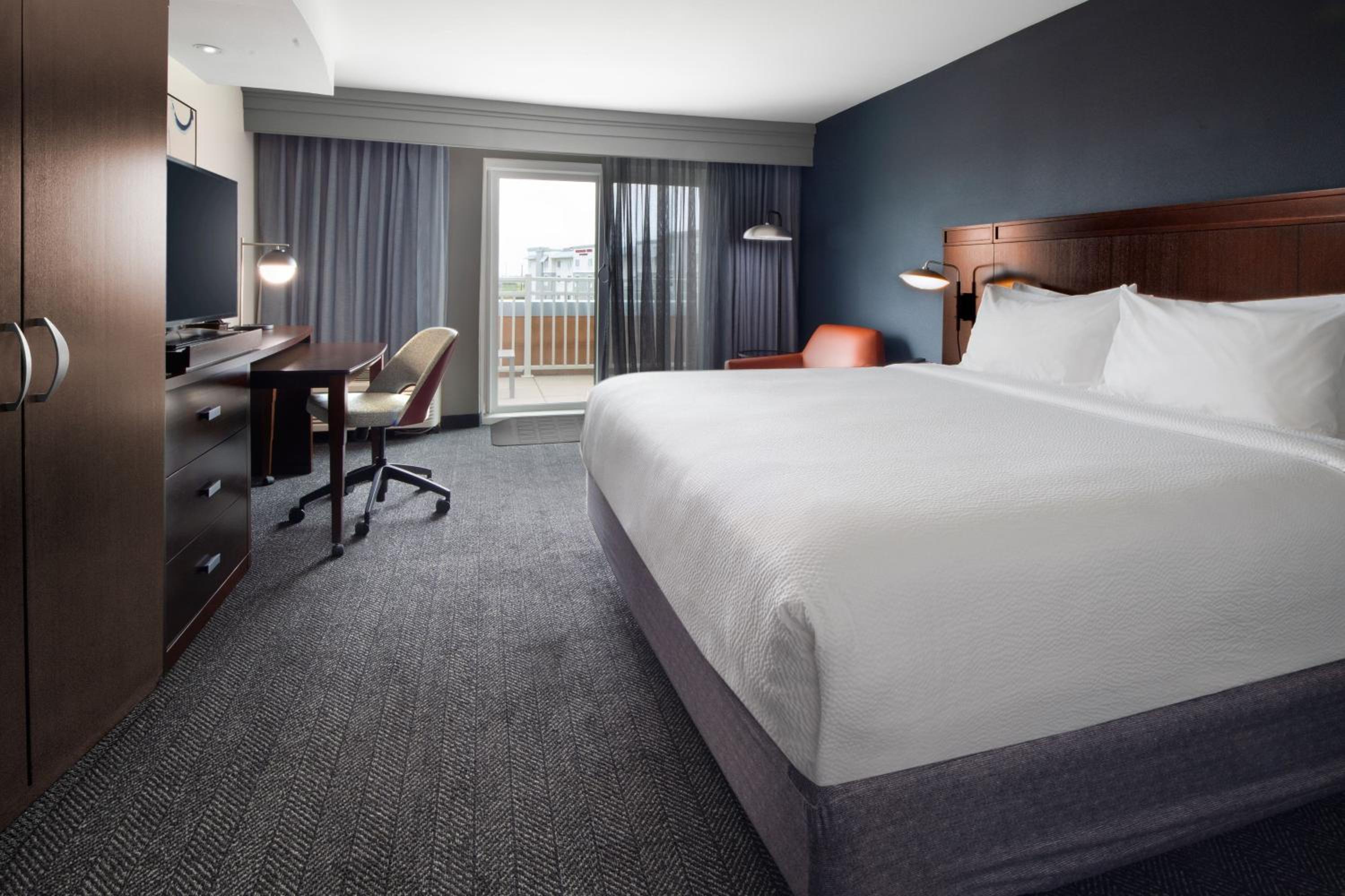 Queen Room with Two Queen Beds - Pool View photo 2