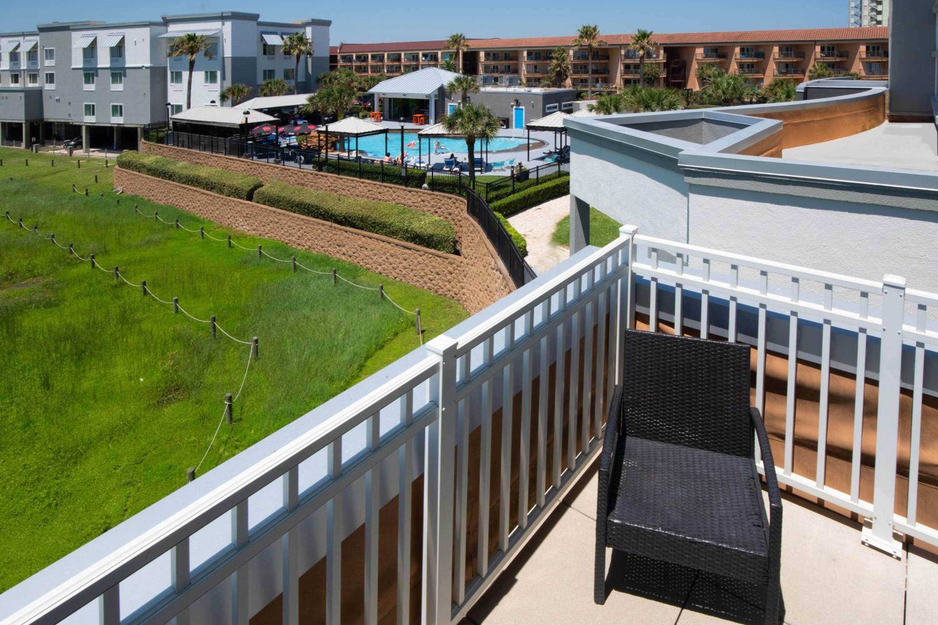 Queen Room with Two Queen Beds - Pool View photo 3