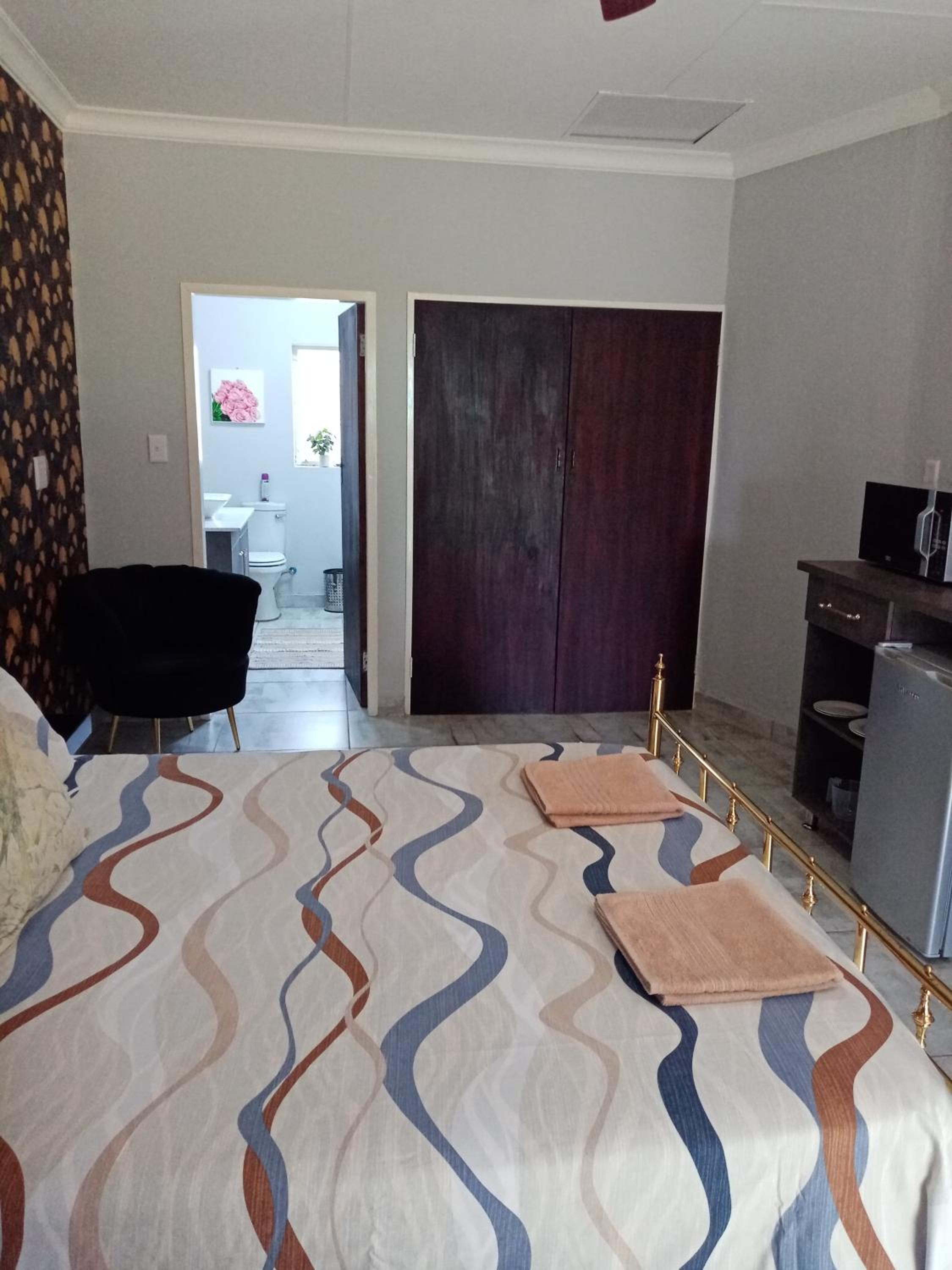 Double Room with Private Bathroom - Photo 4
