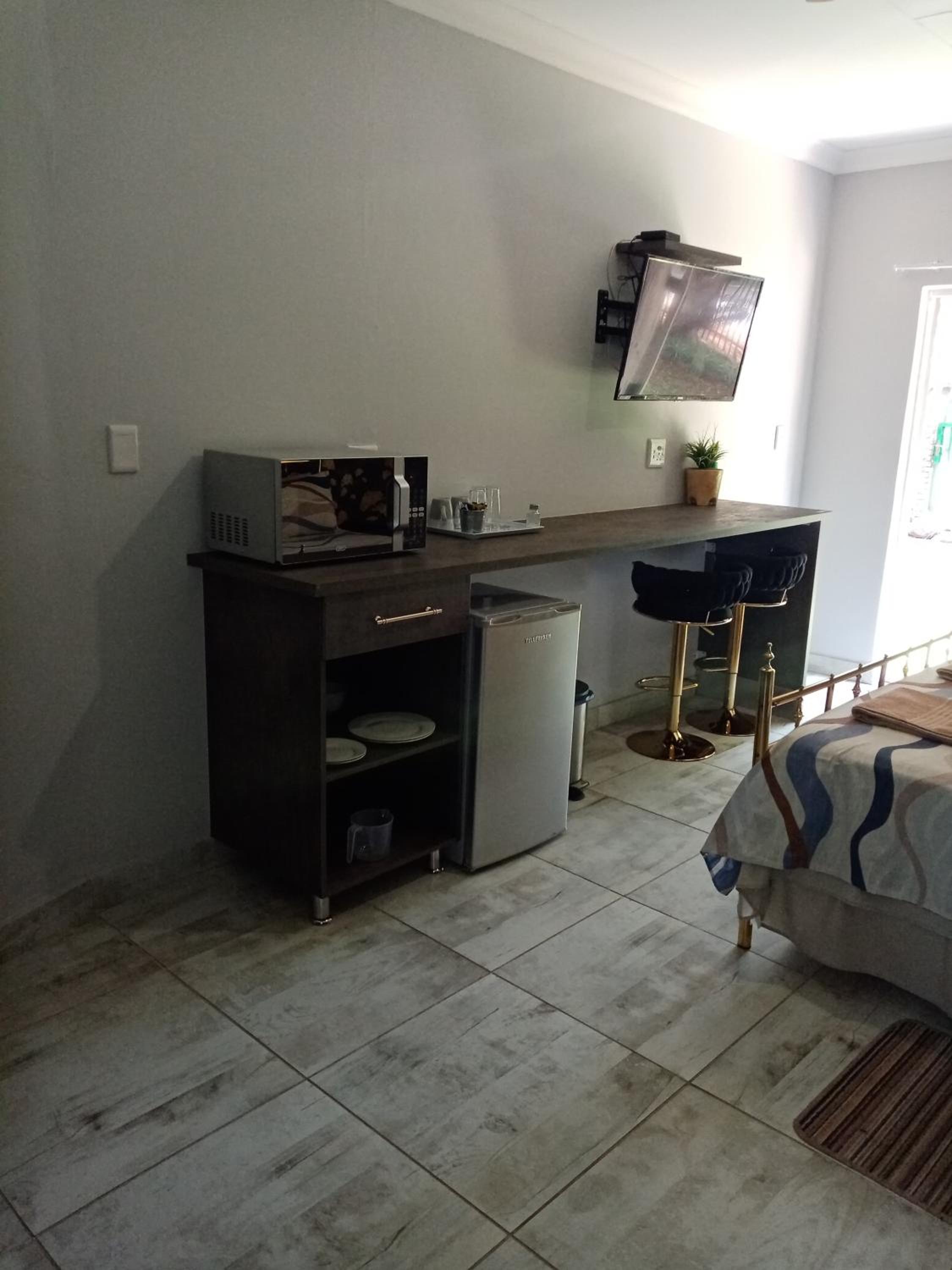 Double Room with Private Bathroom - Photo 7