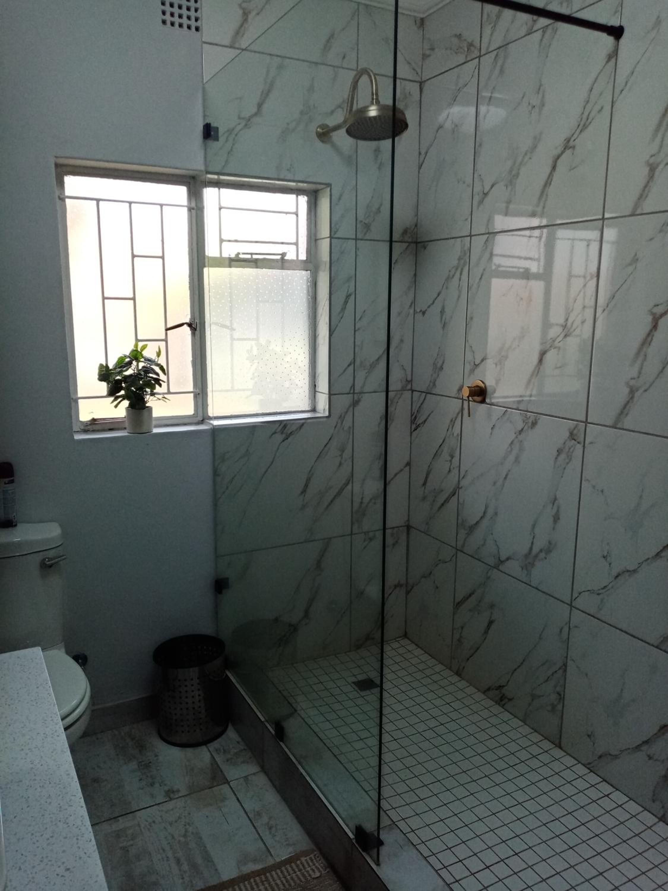 Double Room with Private Bathroom - Photo 9