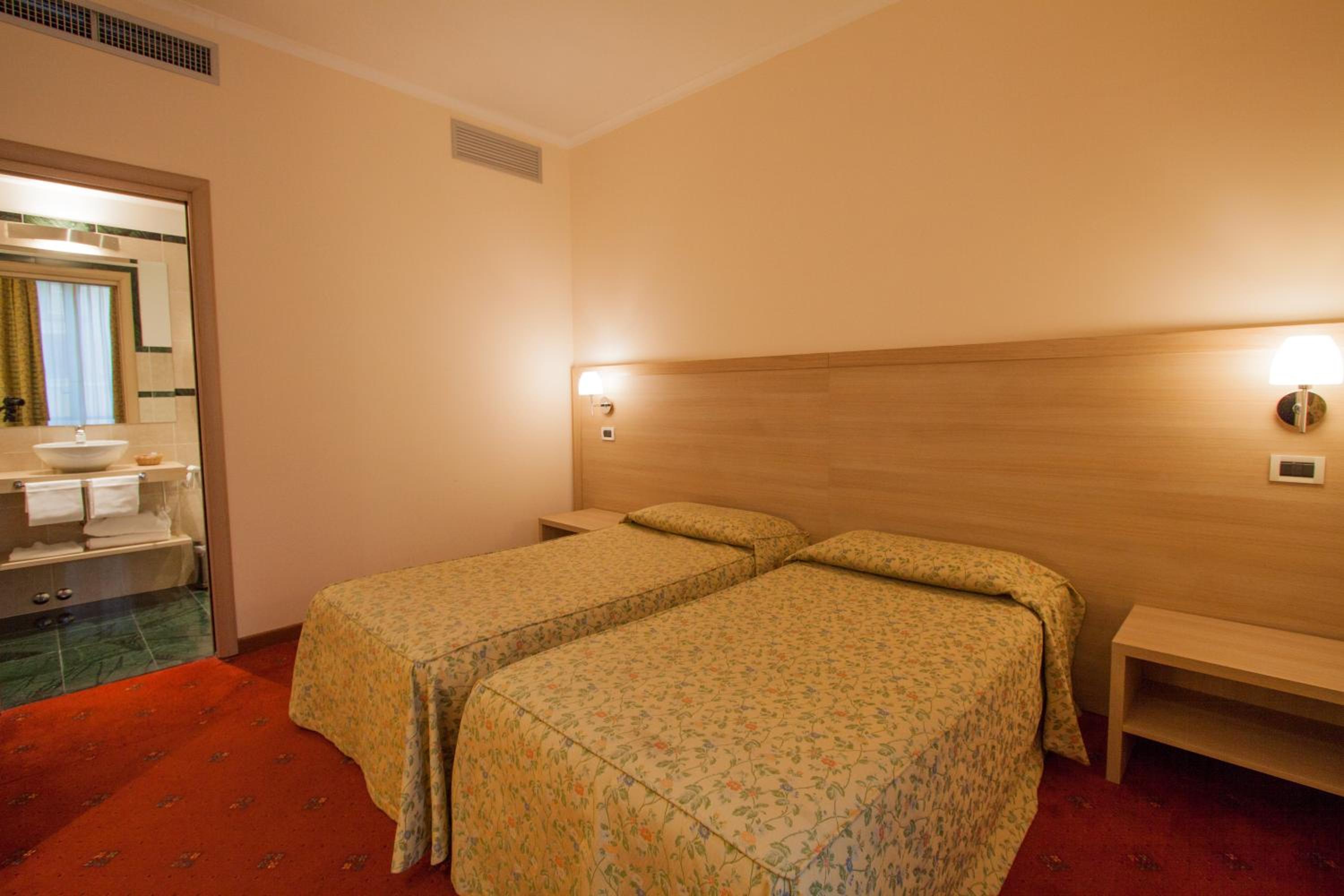 Twin Room thumbnail 6
