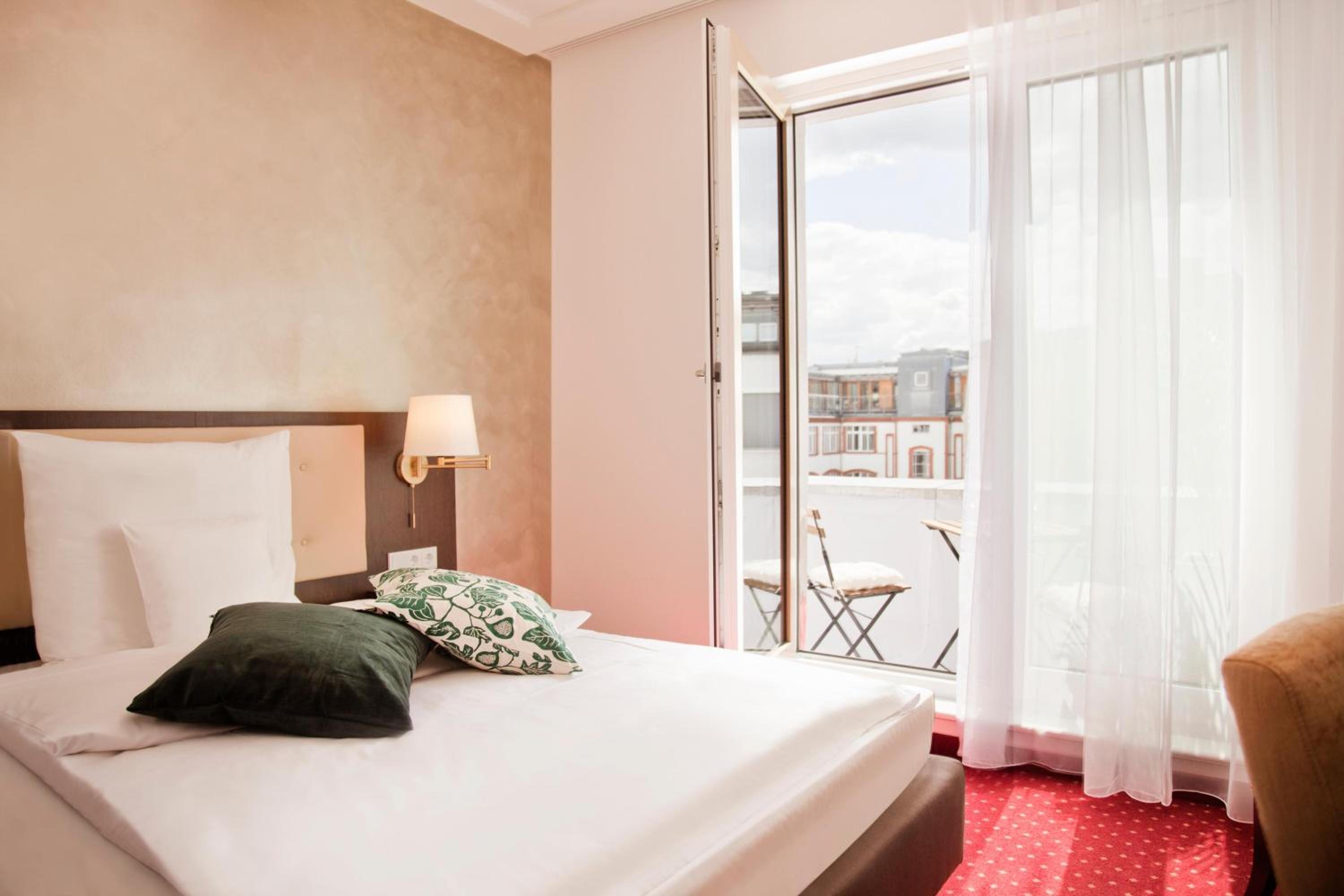 Small Double Room with Balcony photo 3